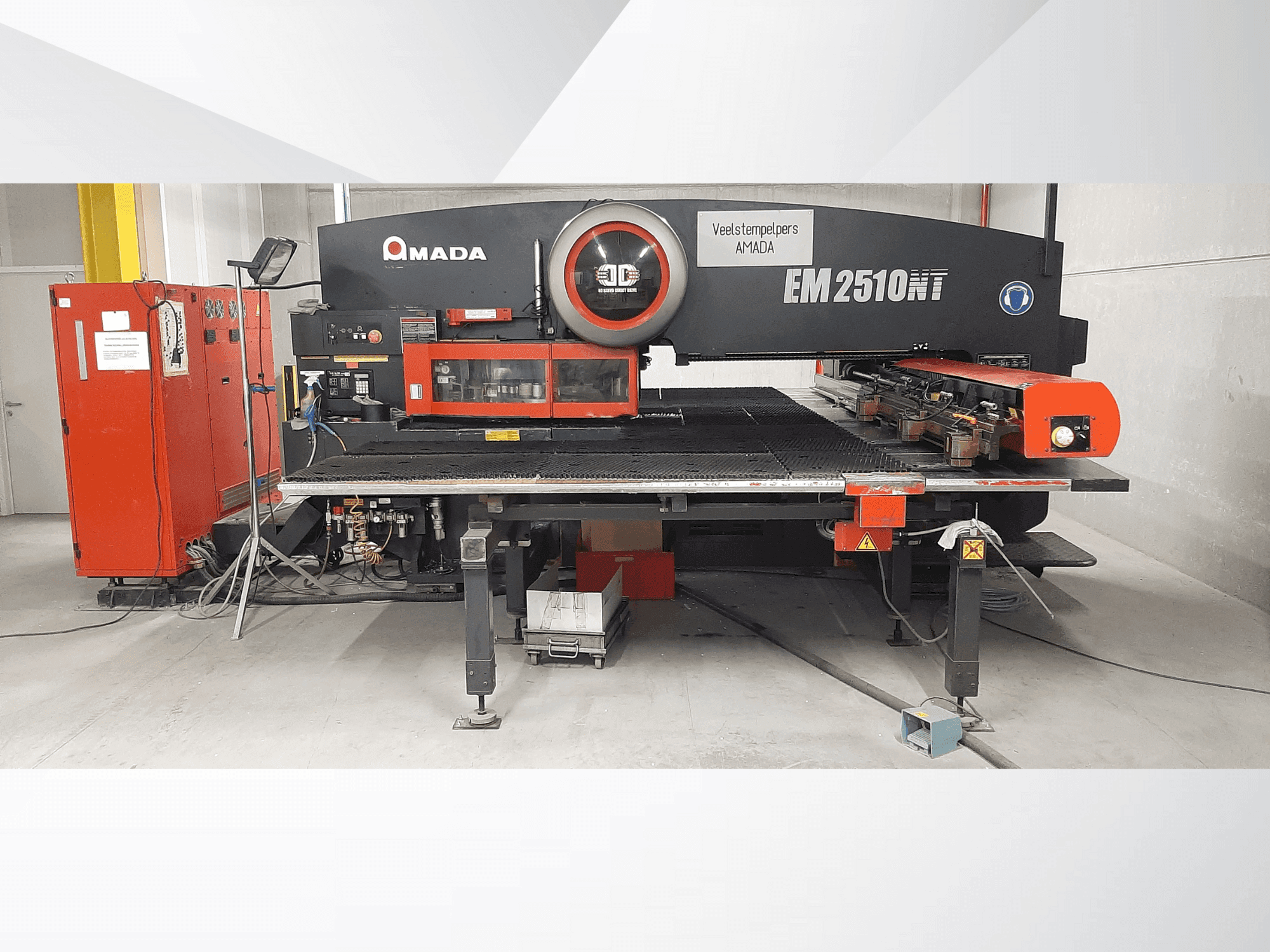 Vista Frontal da AMADA EM2510NT máquina