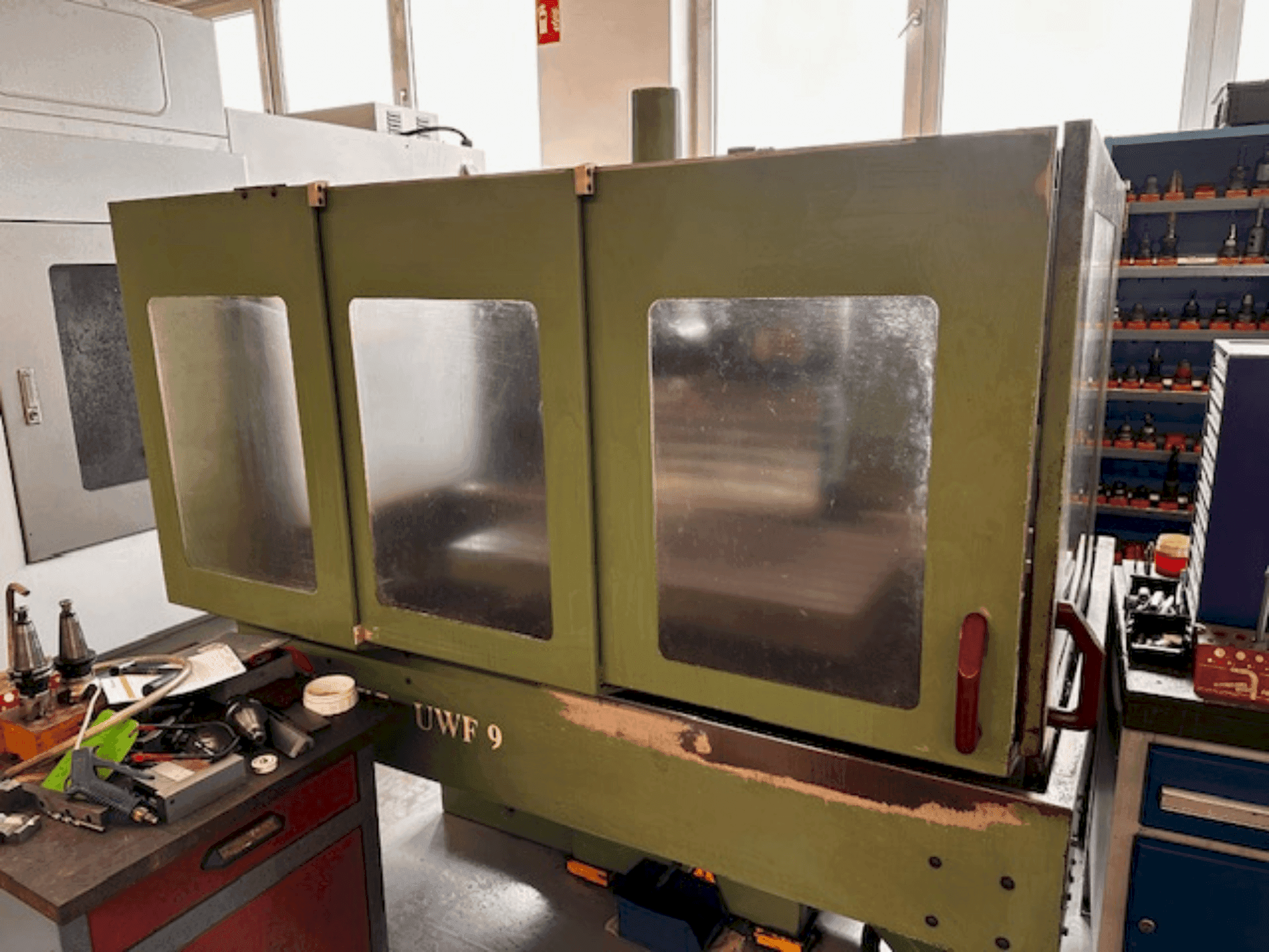 Vista Frontal da HERMLE UWF 900 máquina