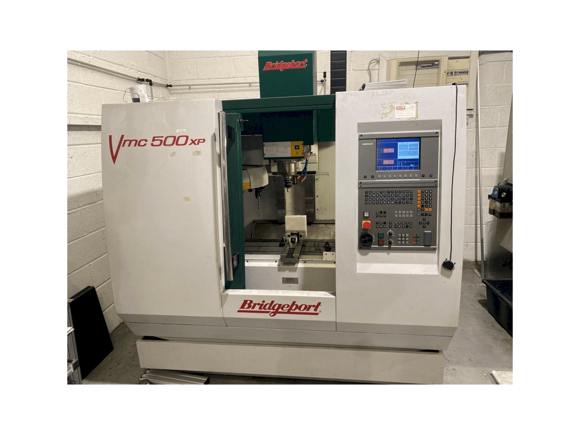 Vista Frontal da Bridgeport VMC 500 máquina