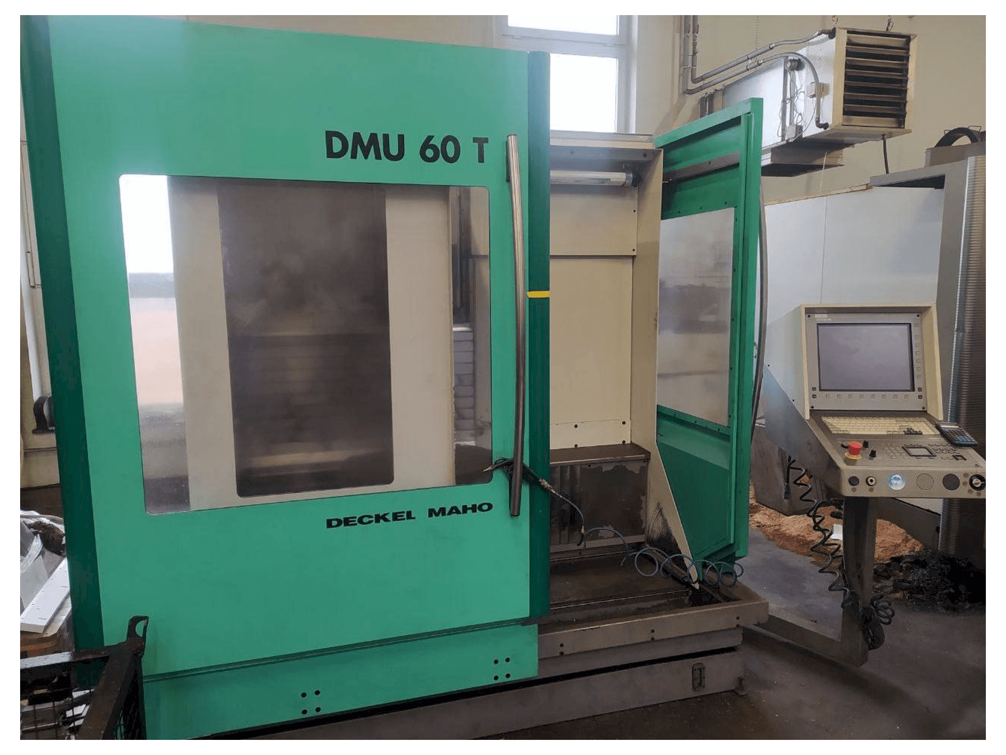 Vista Frontal da DECKEL MAHO DMU 60 T máquina