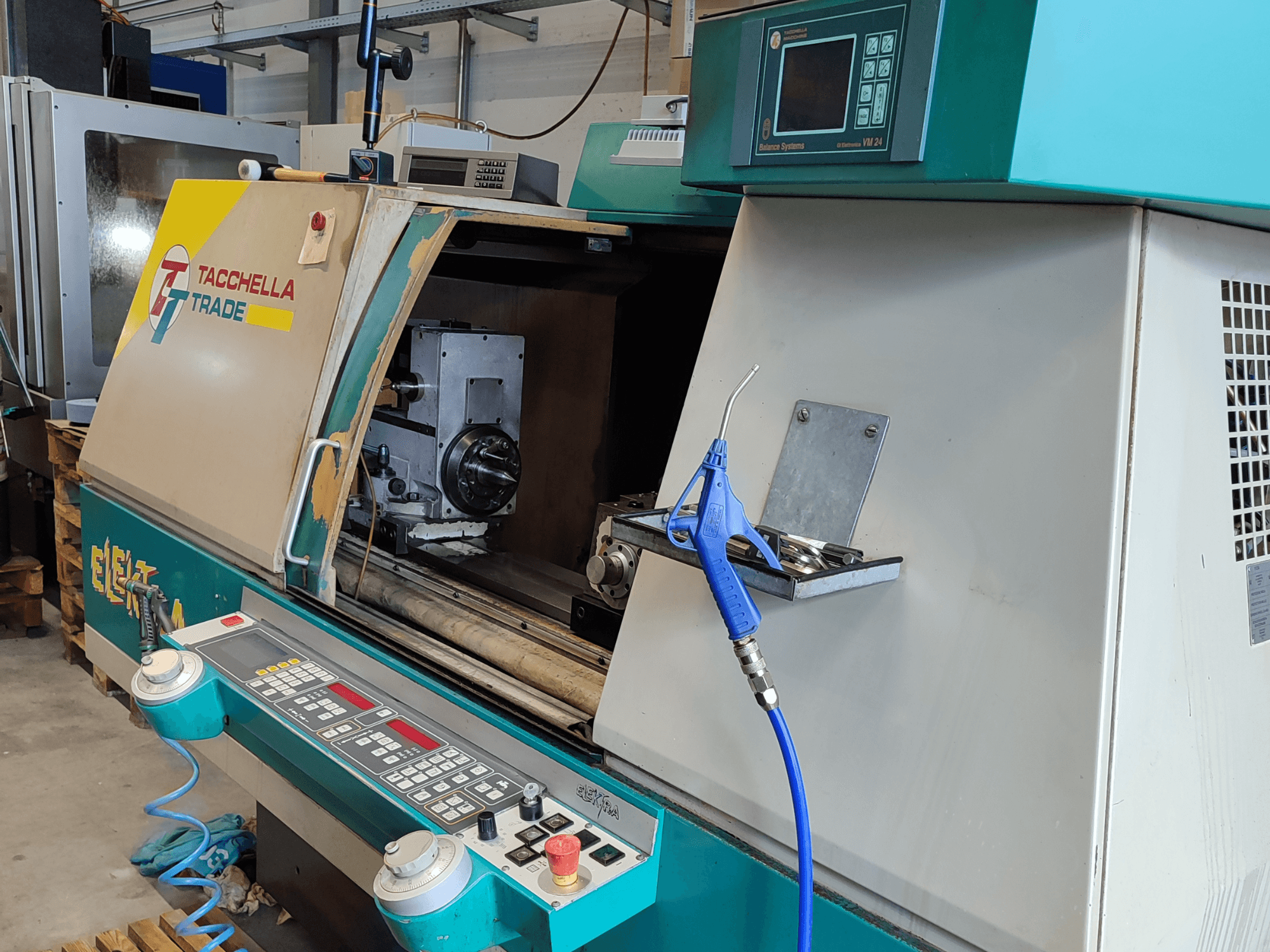 Máquina de retificação cilíndrica Tacchella Elektra 513 MPC, vista frontal mostrando o painel de controlo e a área de operação.