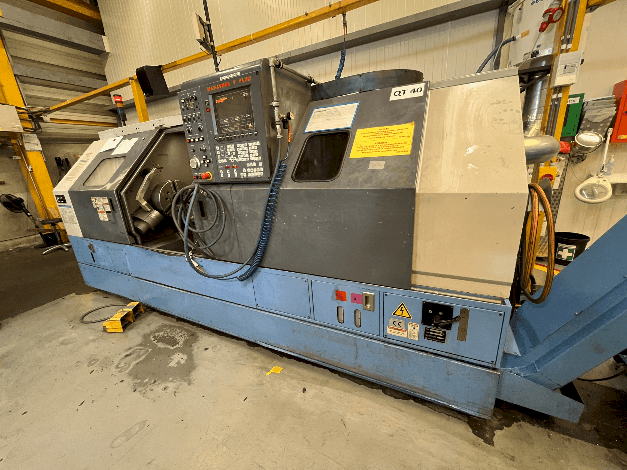 Vista Frontal da Mazak QT-40 máquina
