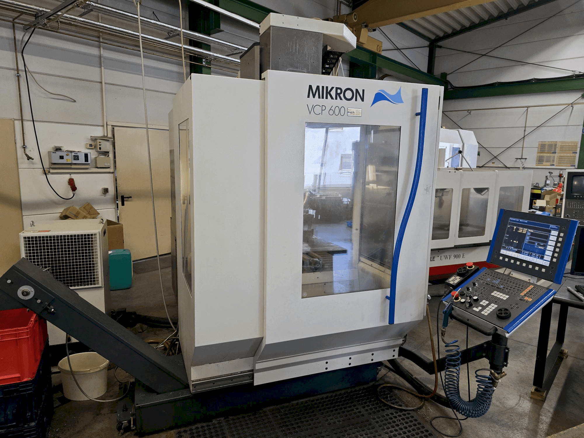 Vista Frontal da MIKRON VCP 600 máquina