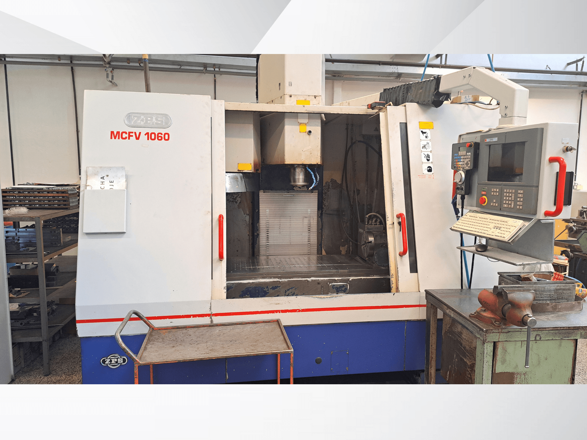 Máquina CNC ZPS MCFV 1060 numa oficina, vista frontal mostrando o painel de controlo, o fuso e a área de trabalho; cores cinzento metálico e azul.