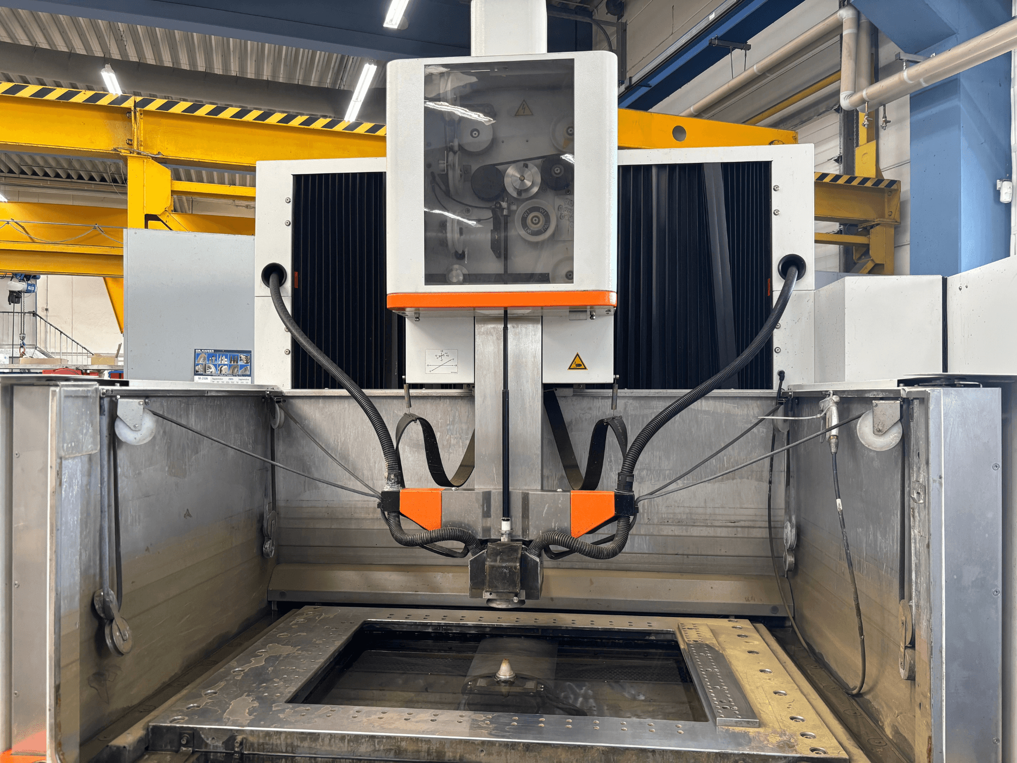 Máquina de eletroerosão por fio +GF+ AGIECHARMILLES CUT 400 Sp, vista frontal que mostra a mesa de trabalho e os mecanismos de funcionamento.