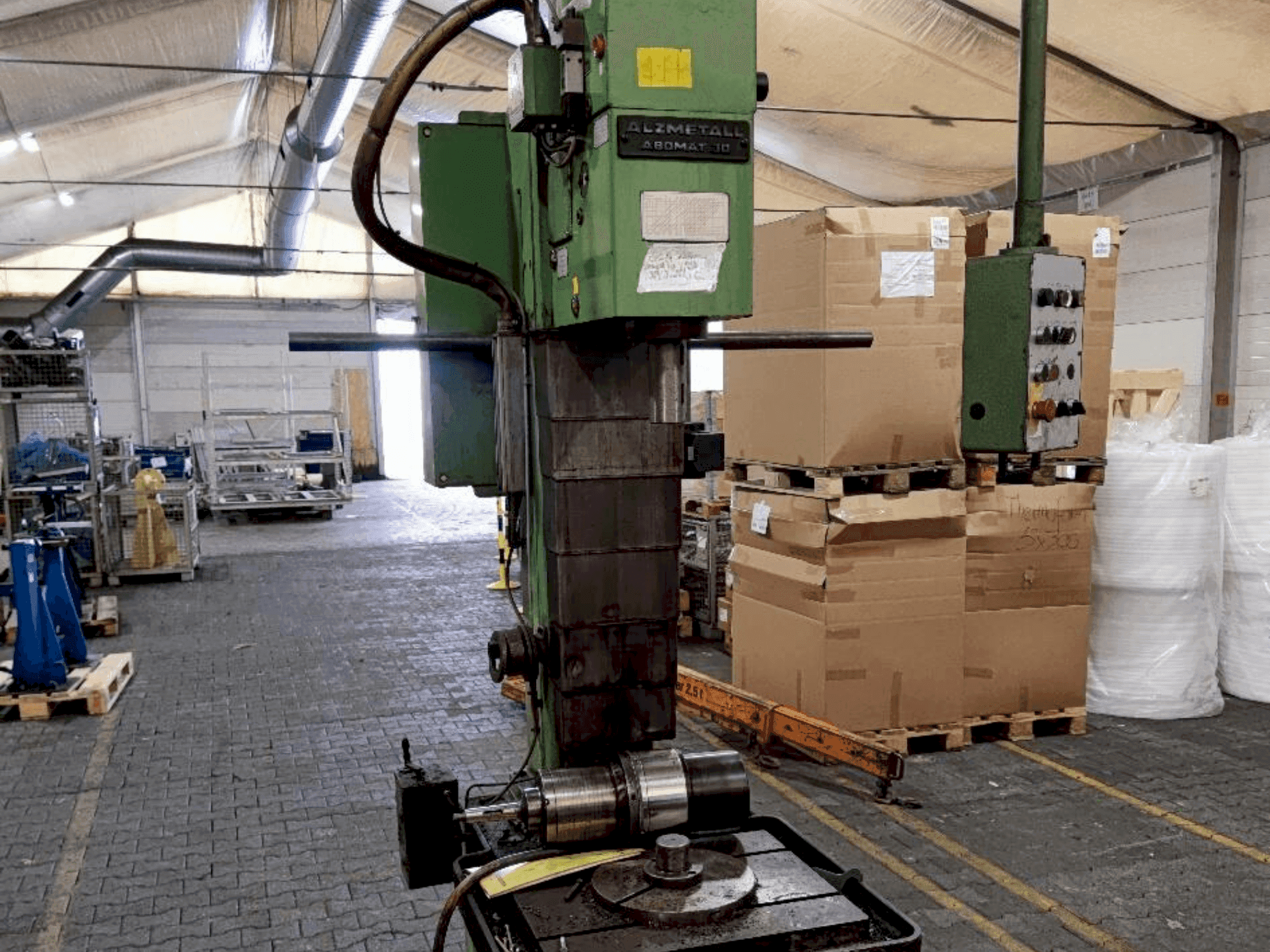 Vista Frontal da Alzmetall Abomat 30 máquina