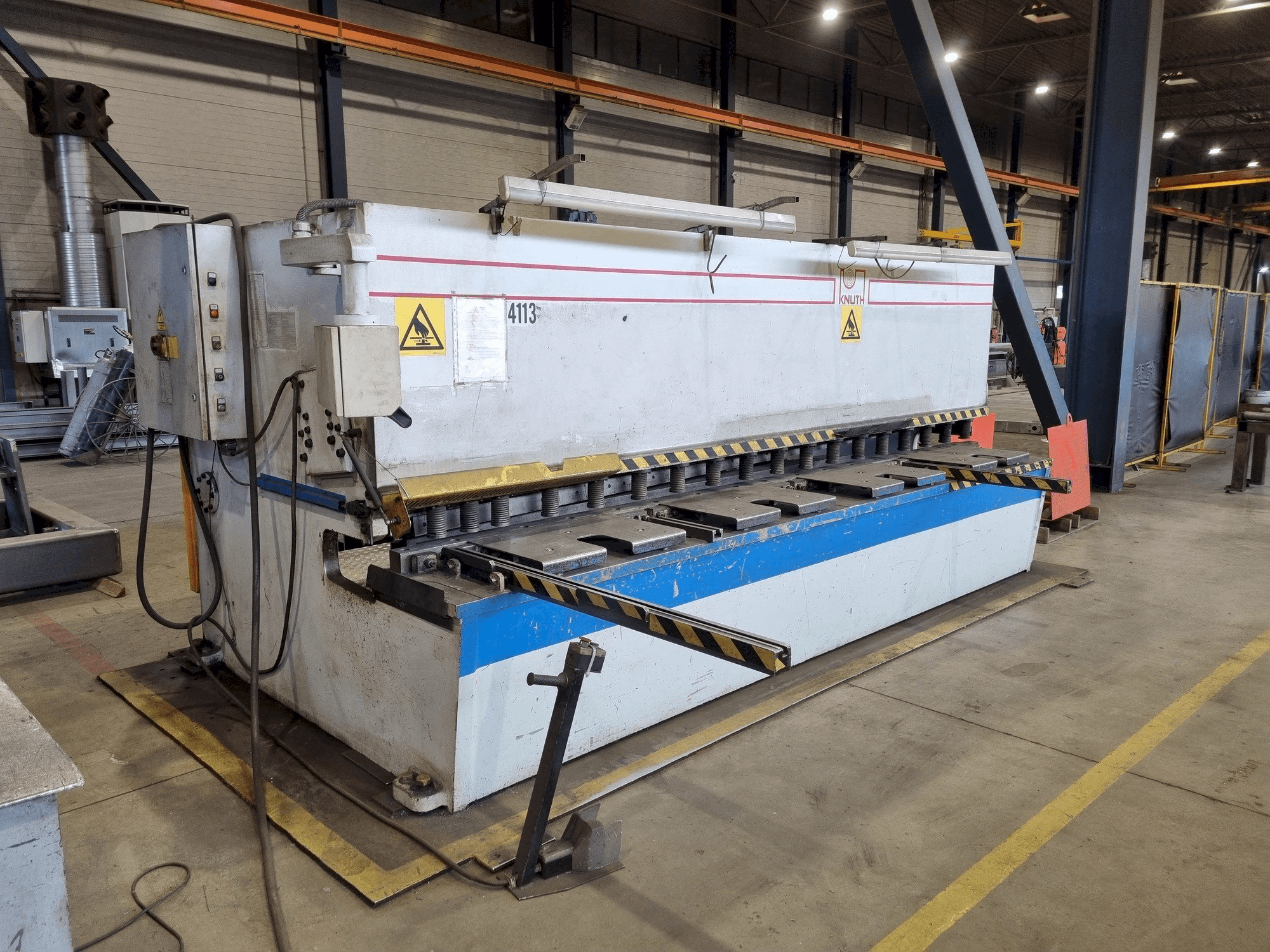Vista Lateral Esquerda da KNUTH KHT 4113 máquina