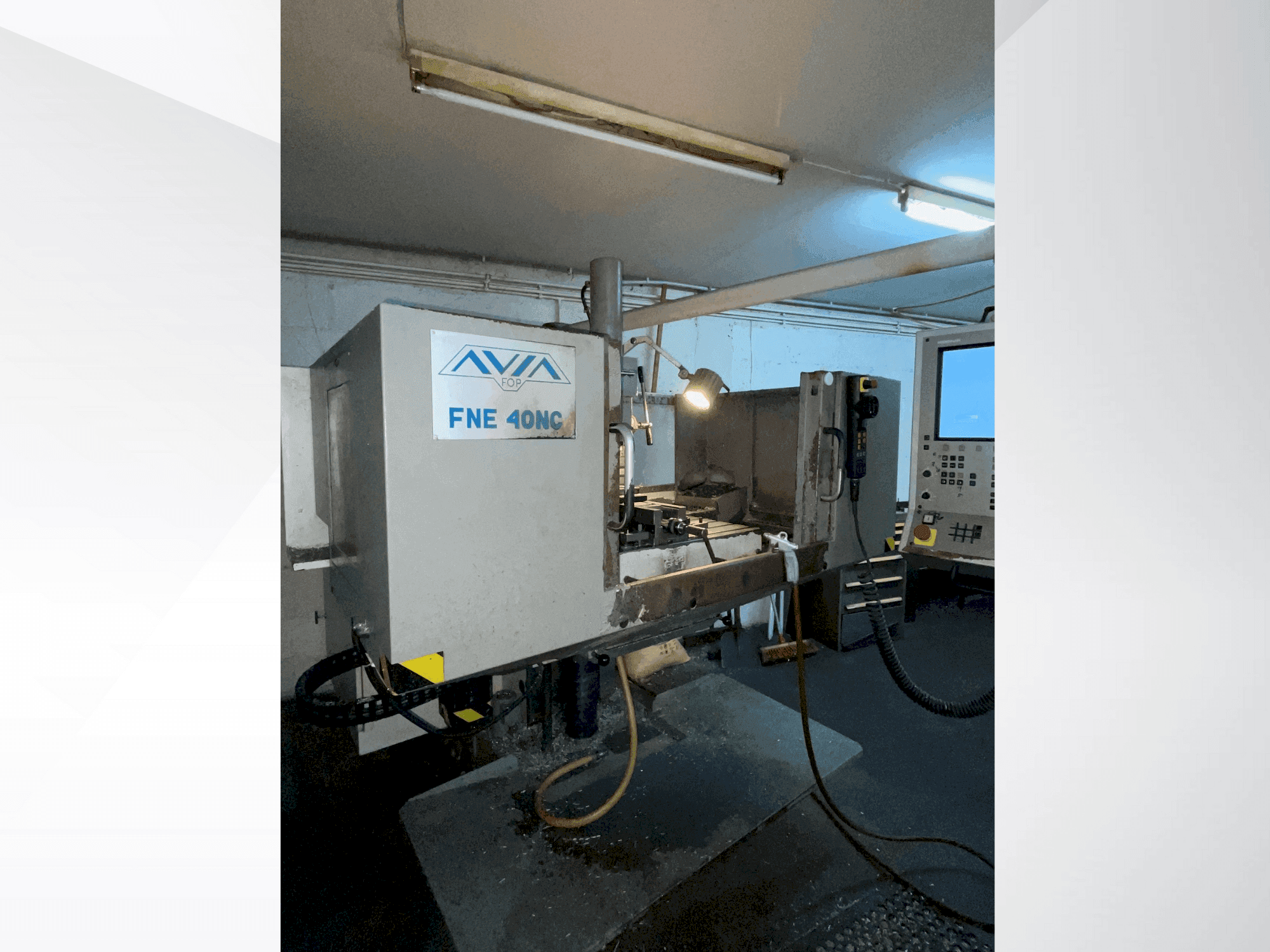 Vista Frontal da Avia FNE 40NC máquina