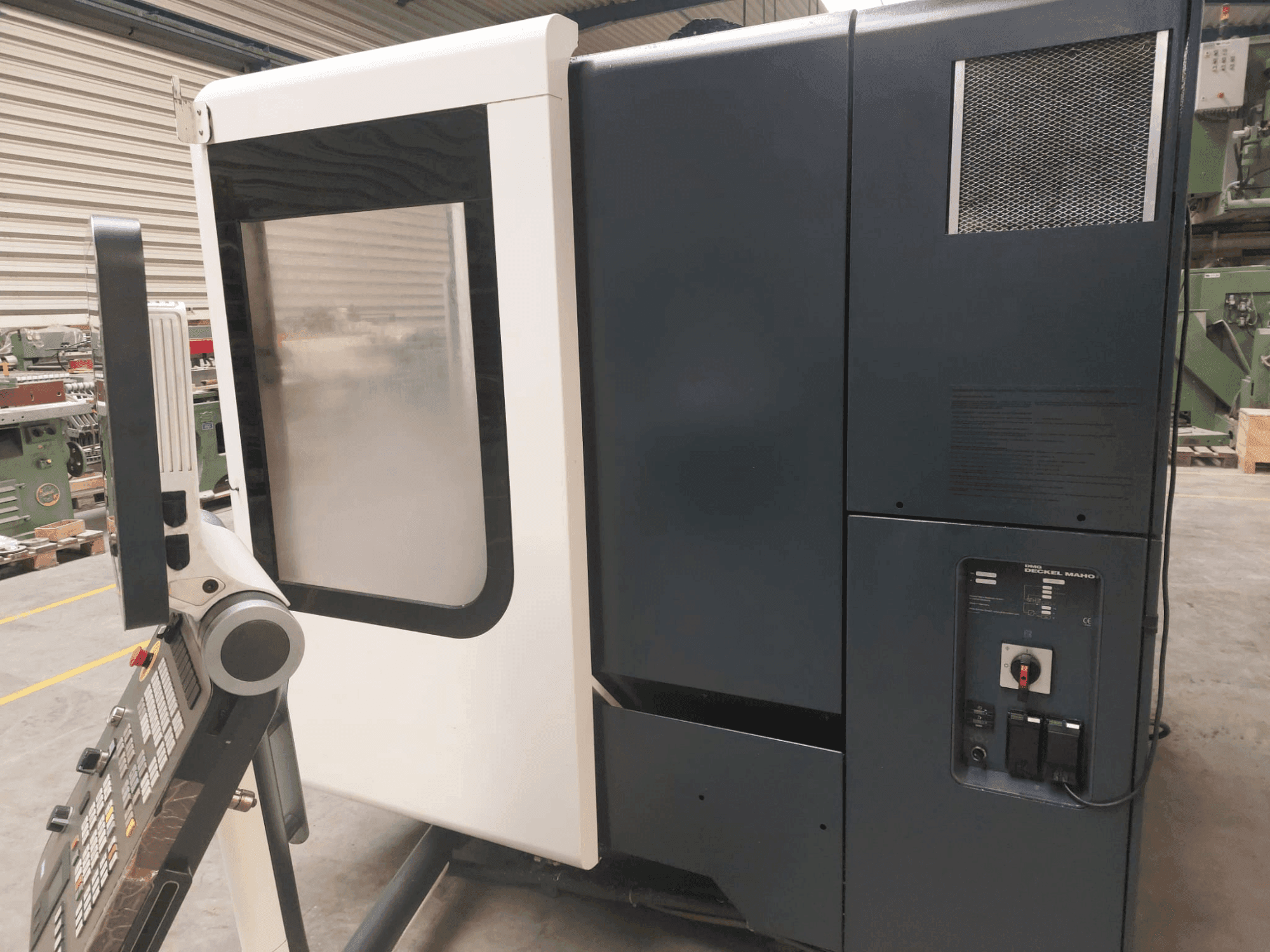 Vista Frontal da DMG DECKEL MAHO DMU 50 máquina