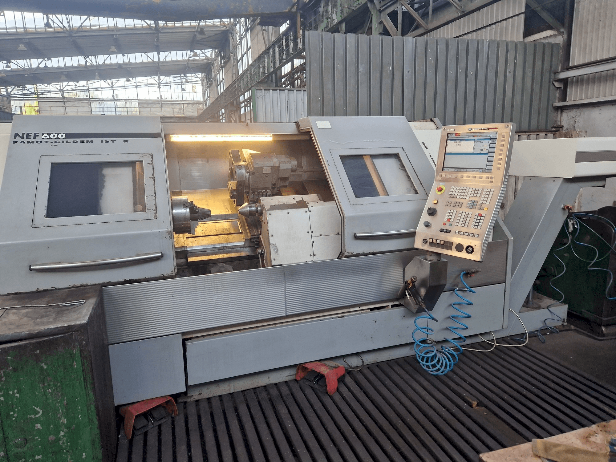 Vista Frontal da DMG GILDEMEISTER NEF 600 máquina