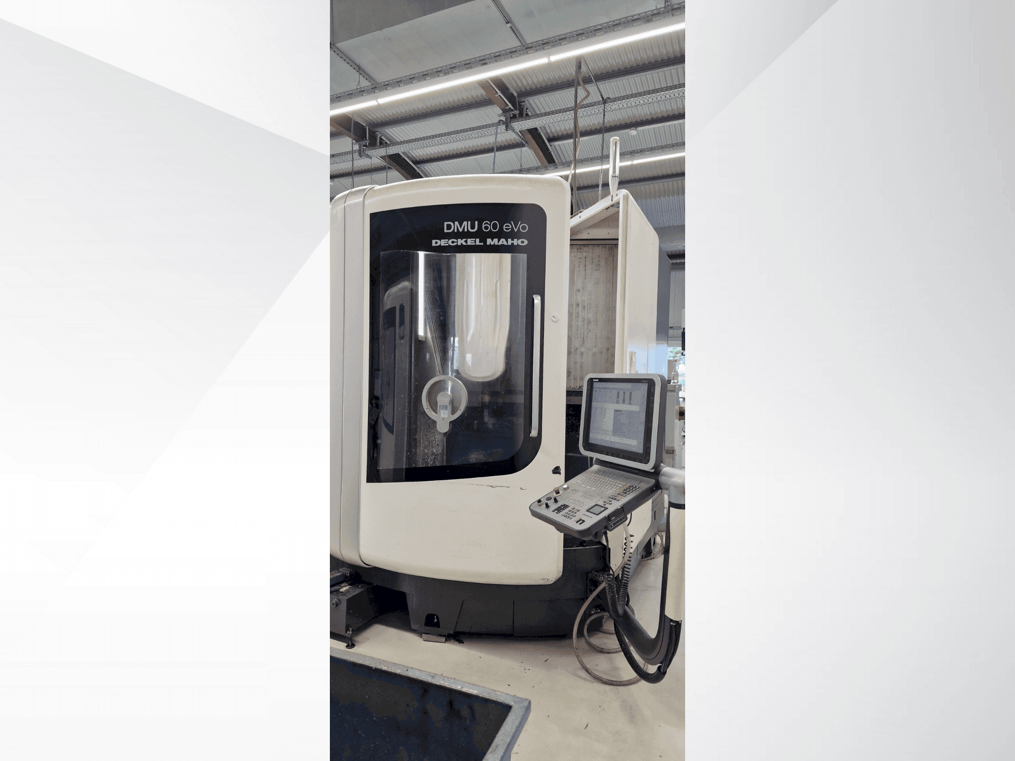 Vista Frontal da DMG DECKEL MAHO DMU 60 evo máquina