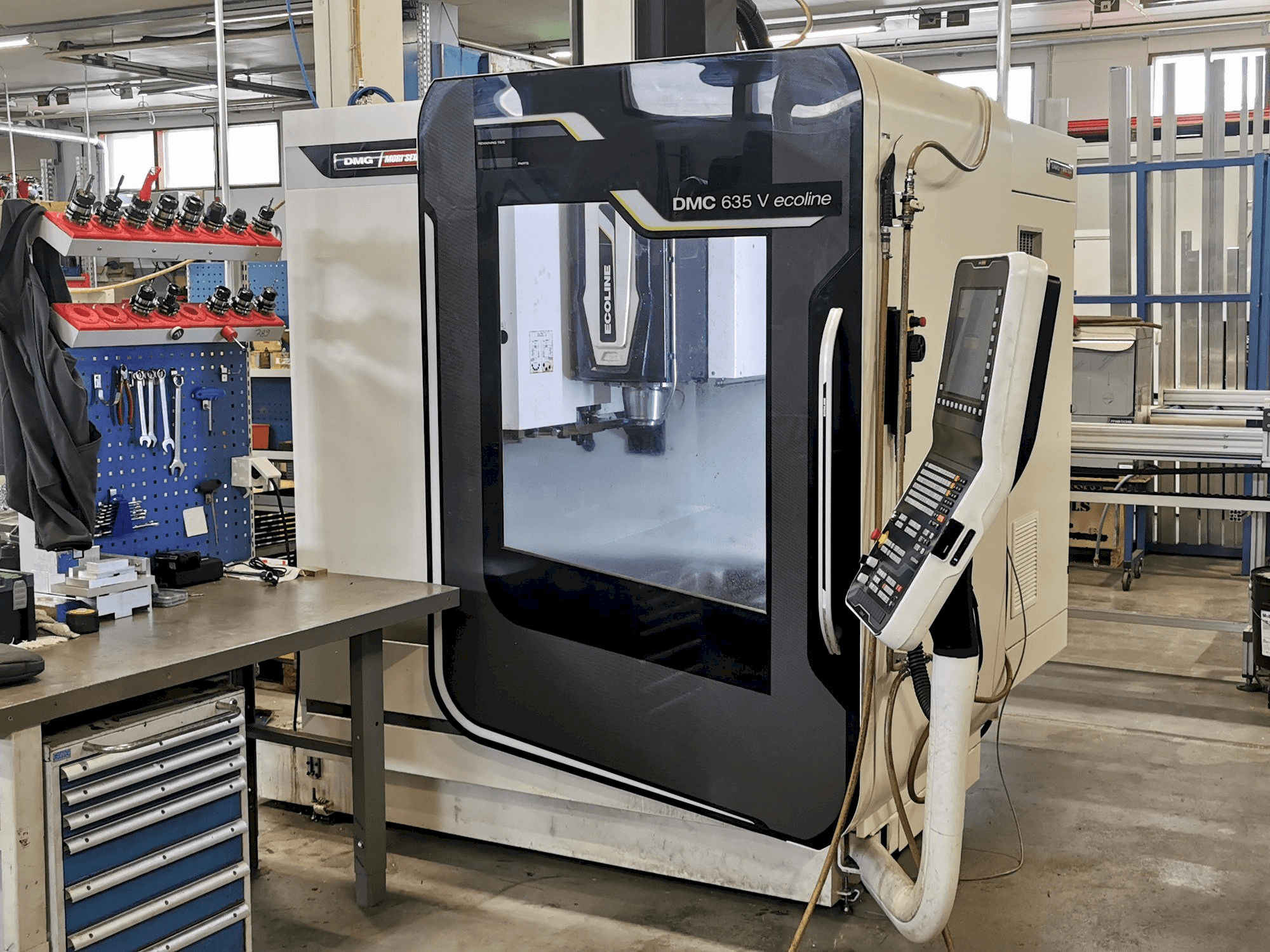 Vista Frontal da DMG Mori Seiki DMC 635 V Ecoline máquina