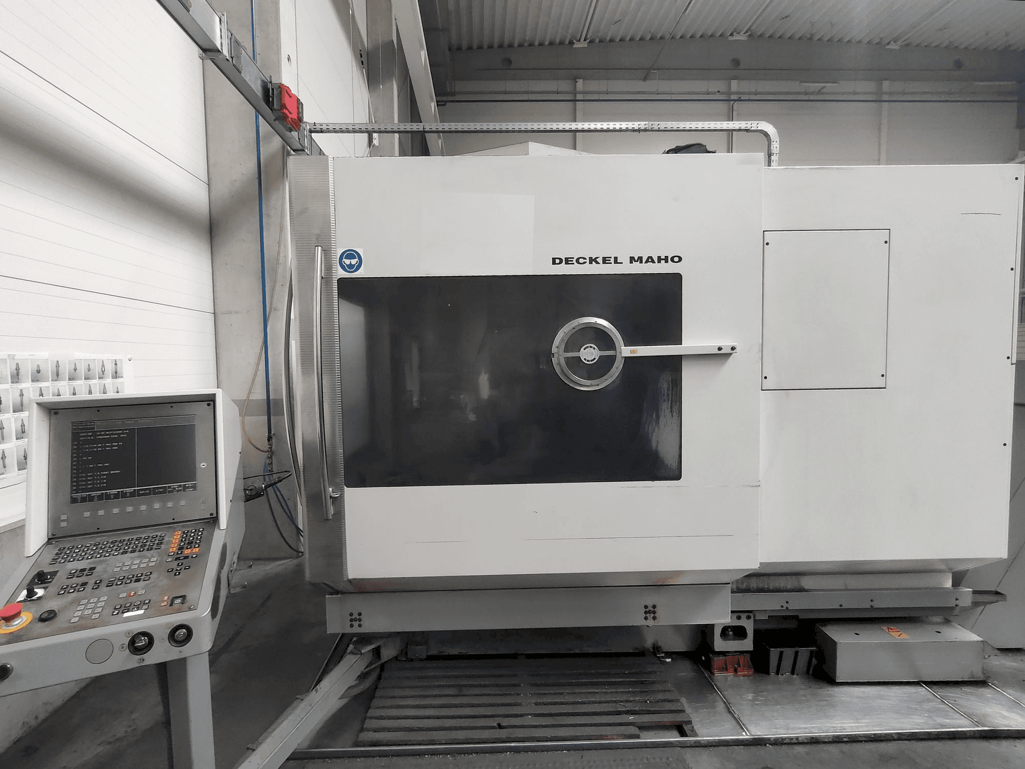 Vista Frontal da DECKEL MAHO DMU 60P máquina