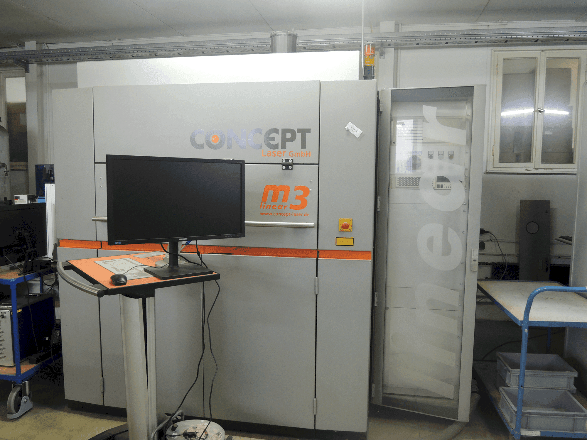 Vista Frontal da CONCEPT LASER LASER M3 Linear máquina