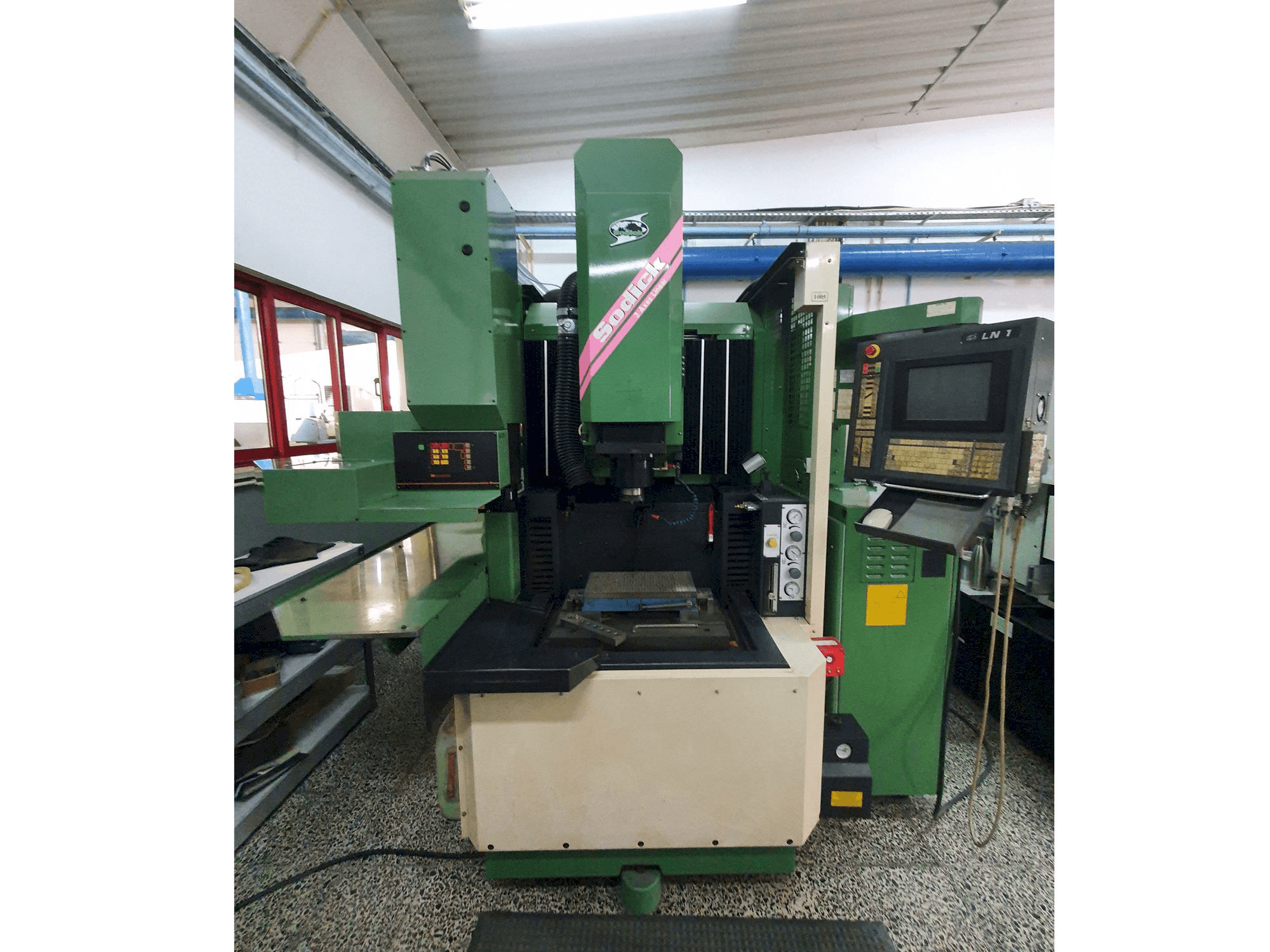 Vista Frontal da Sodick AQ35L máquina