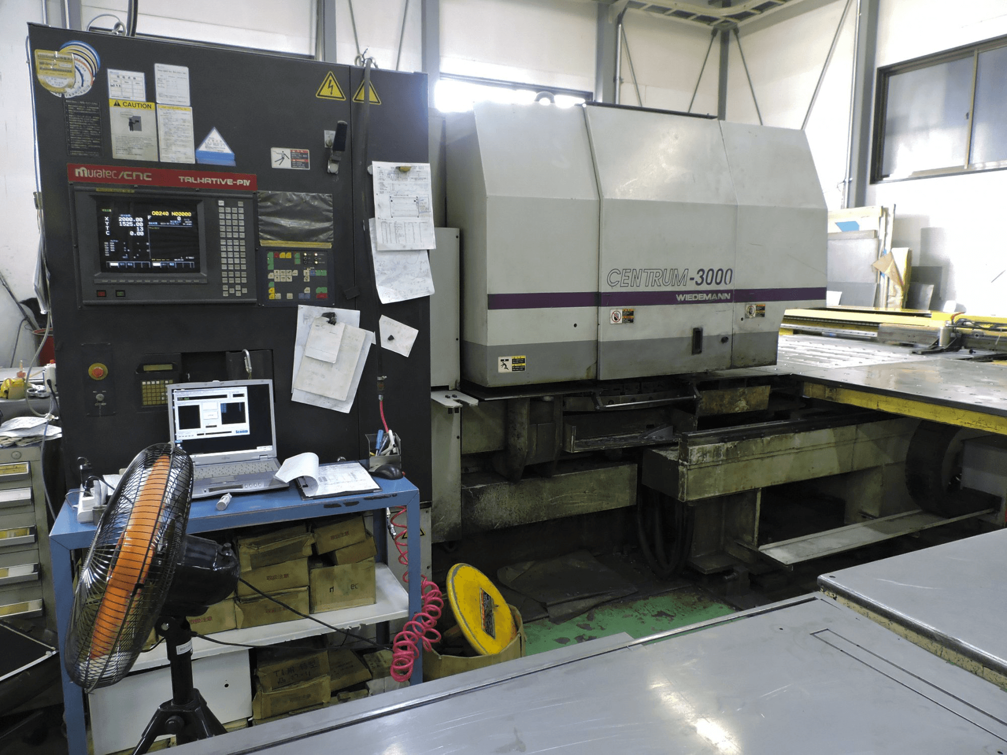 Vista Lateral Esquerda da Murata Wiedemann C-3000 máquina
