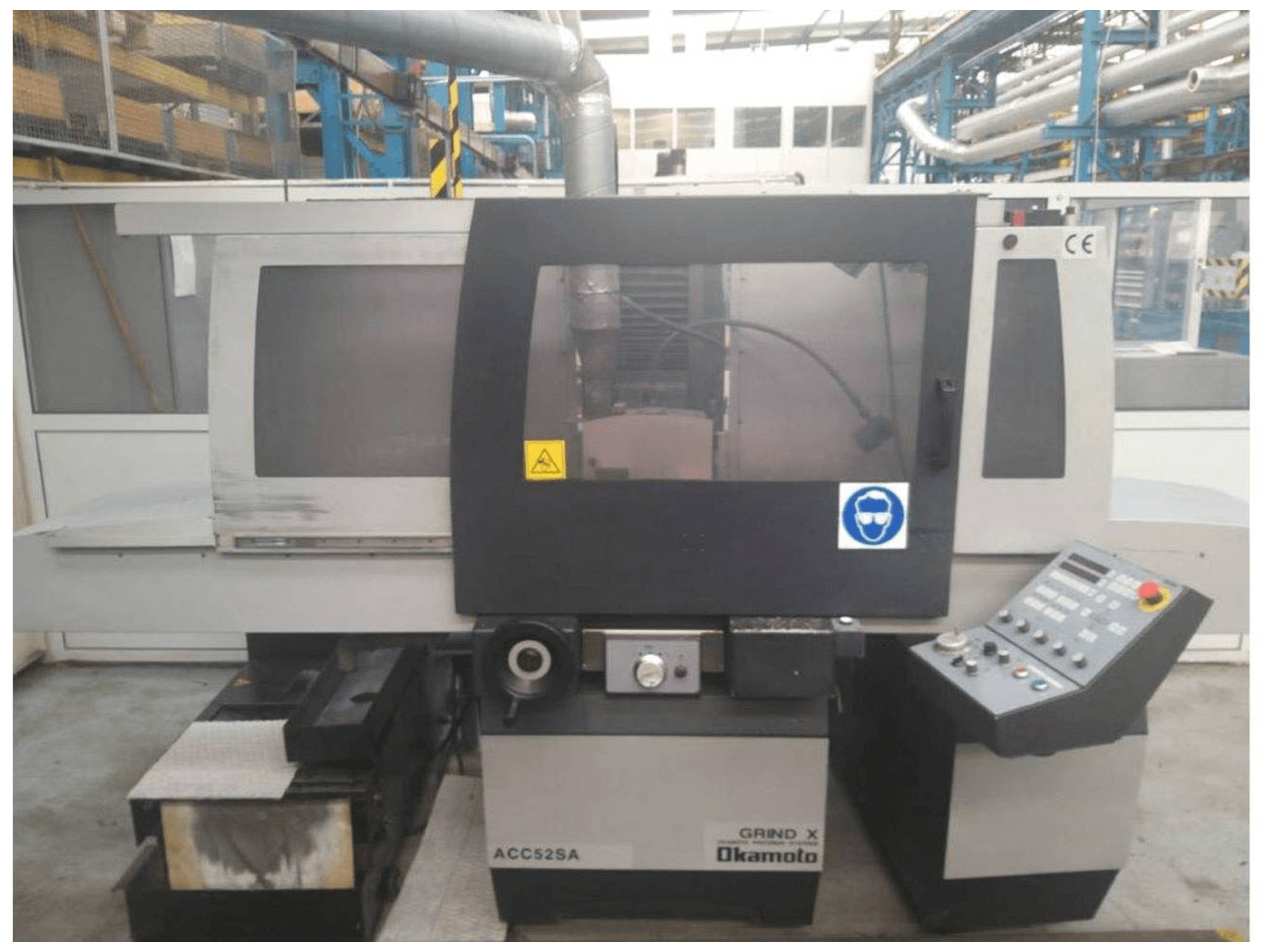 Vista Frontal da OKAMOTO ACC 52SA máquina