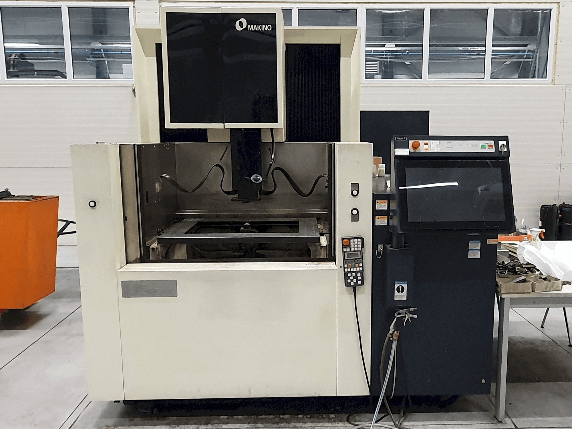 Vista Frontal da Makino U6 H.E.A.D. máquina