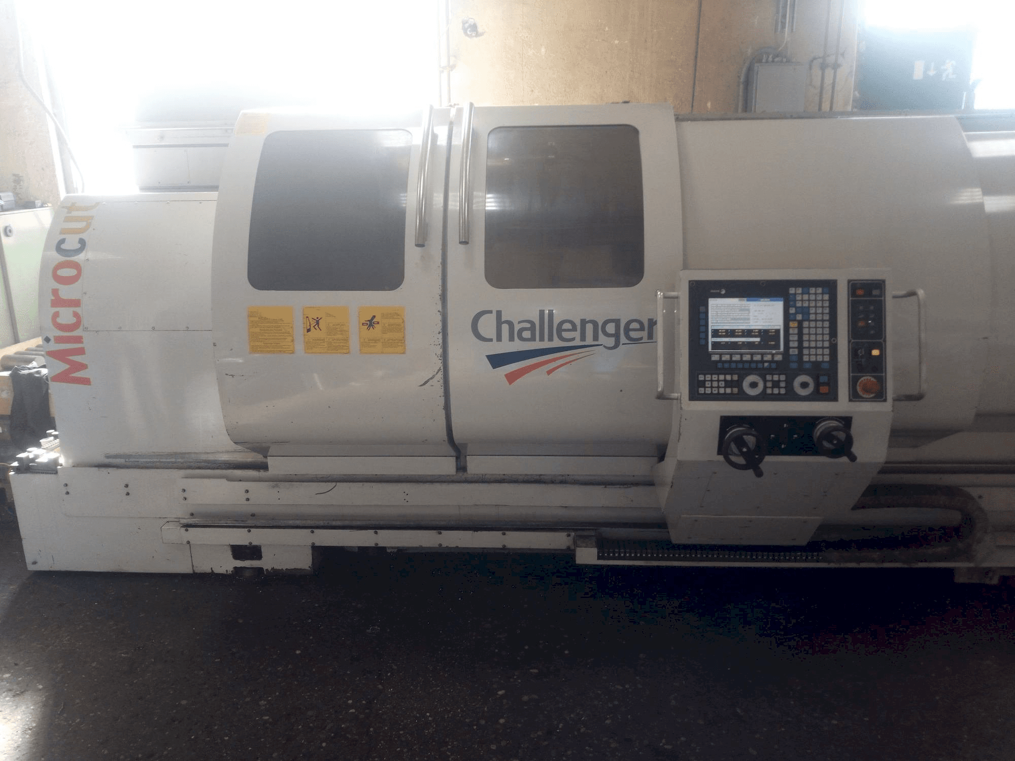 Vista Frontal da MICROCUT BNC 2280 máquina