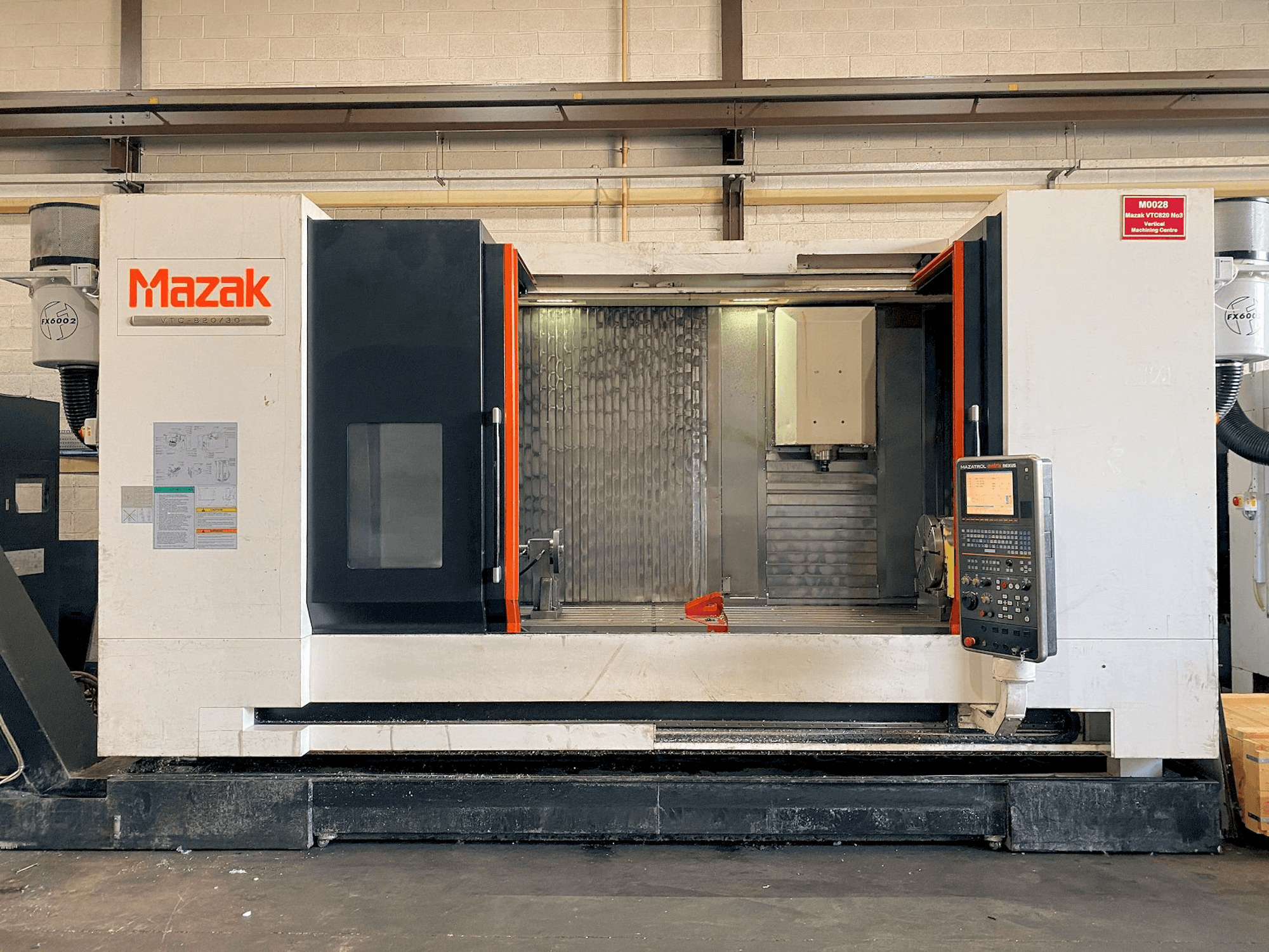 Vista Frontal da Mazak VTC-820/30 máquina