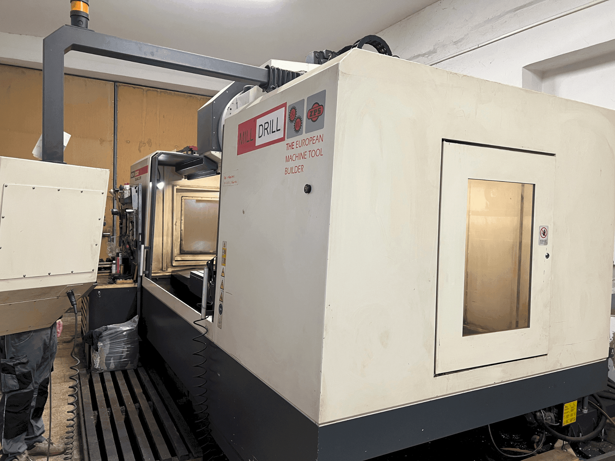 Vista Frontal da TAJMAC-ZPS MCFV 2080 máquina