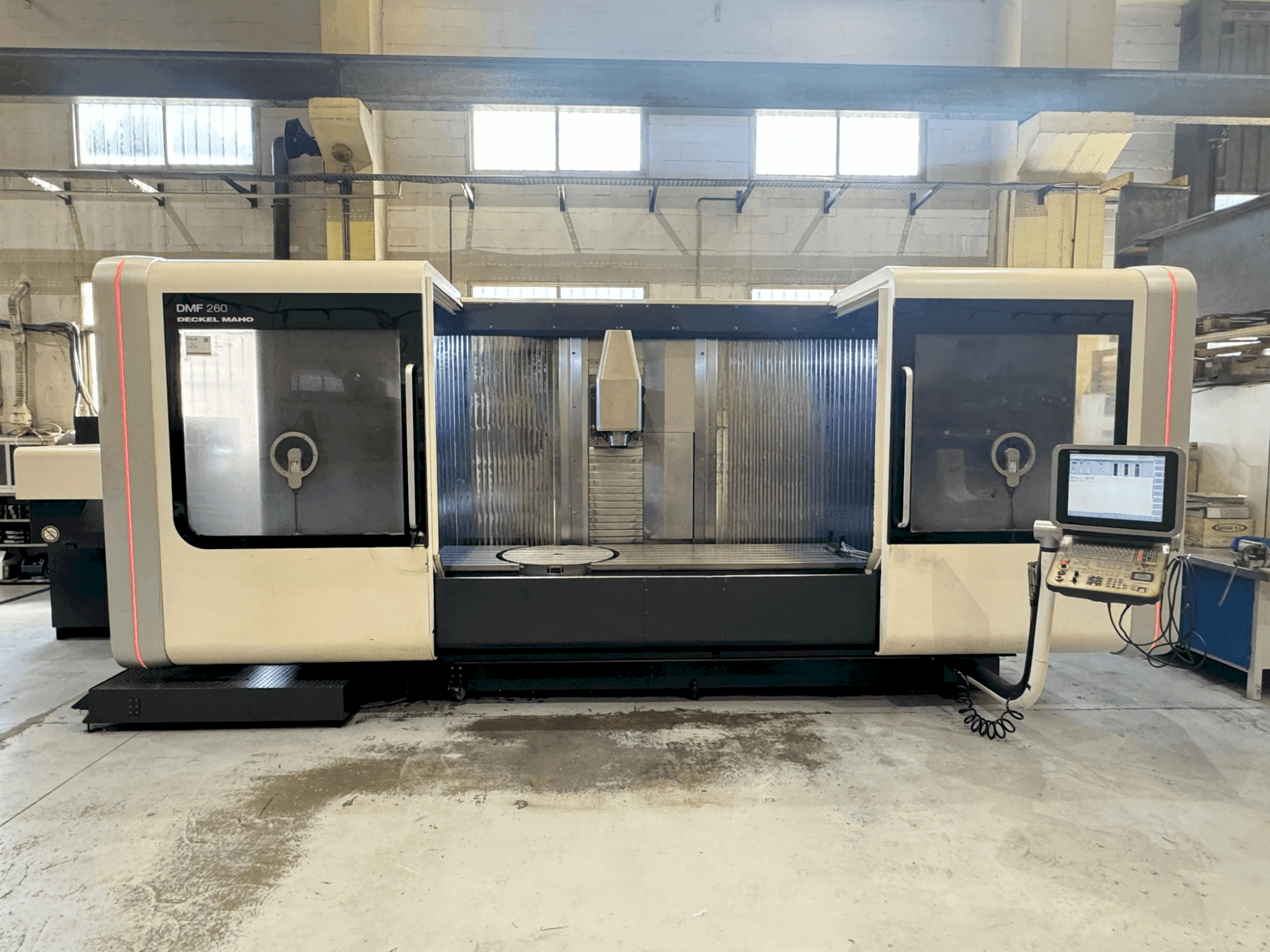 Vista Frontal da DMG MORI DMF 260/7 máquina