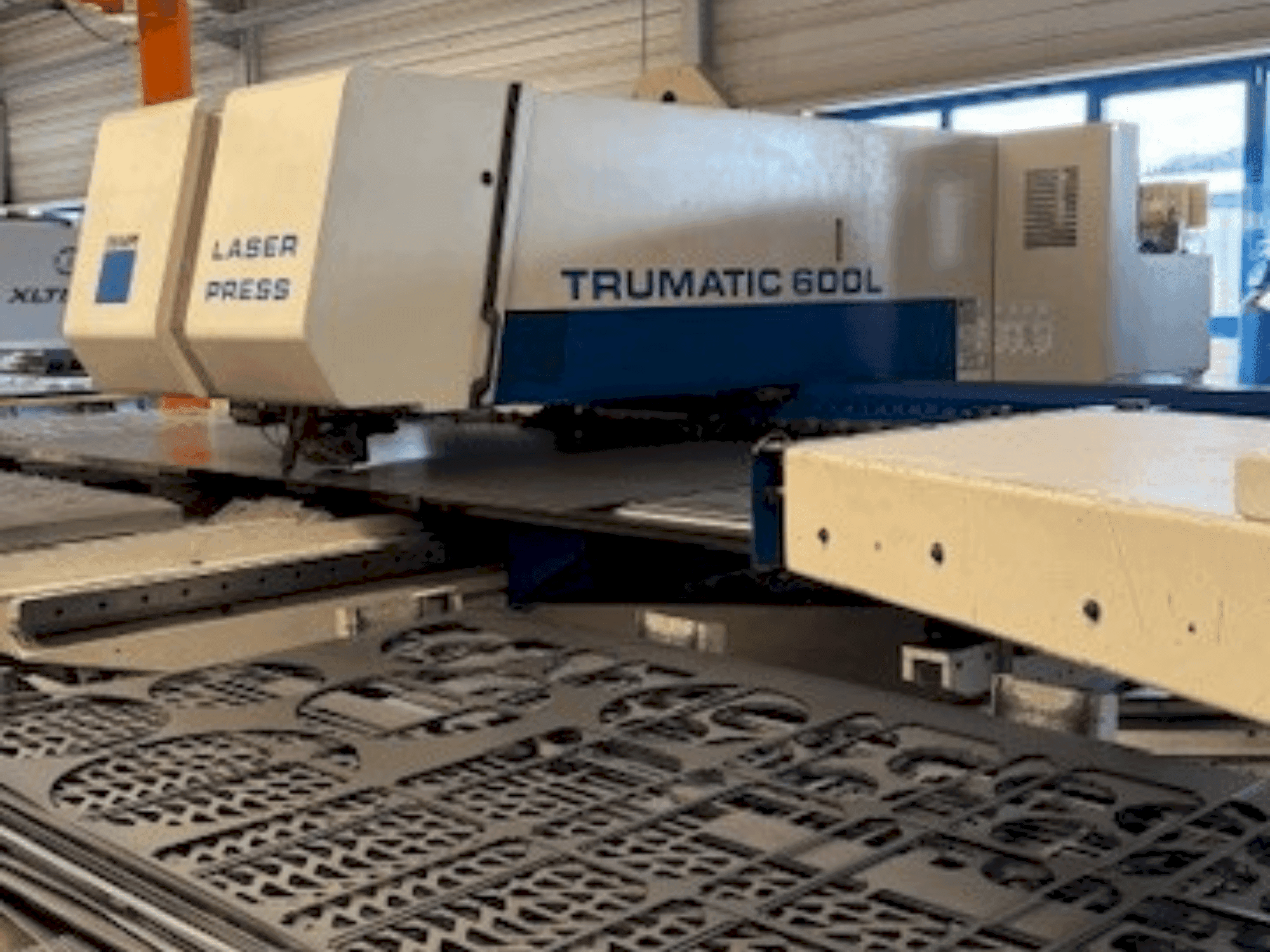 Vista Frontal da TRUMPF Trumatic 600L máquina