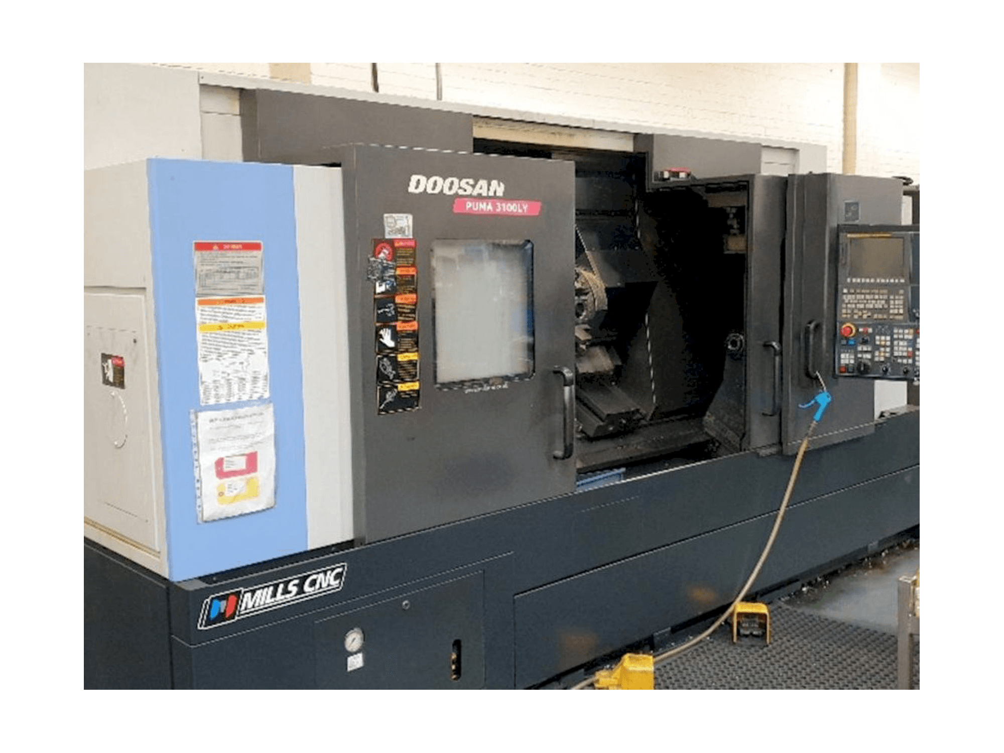Vista Frontal da Doosan Puma 3100LY máquina