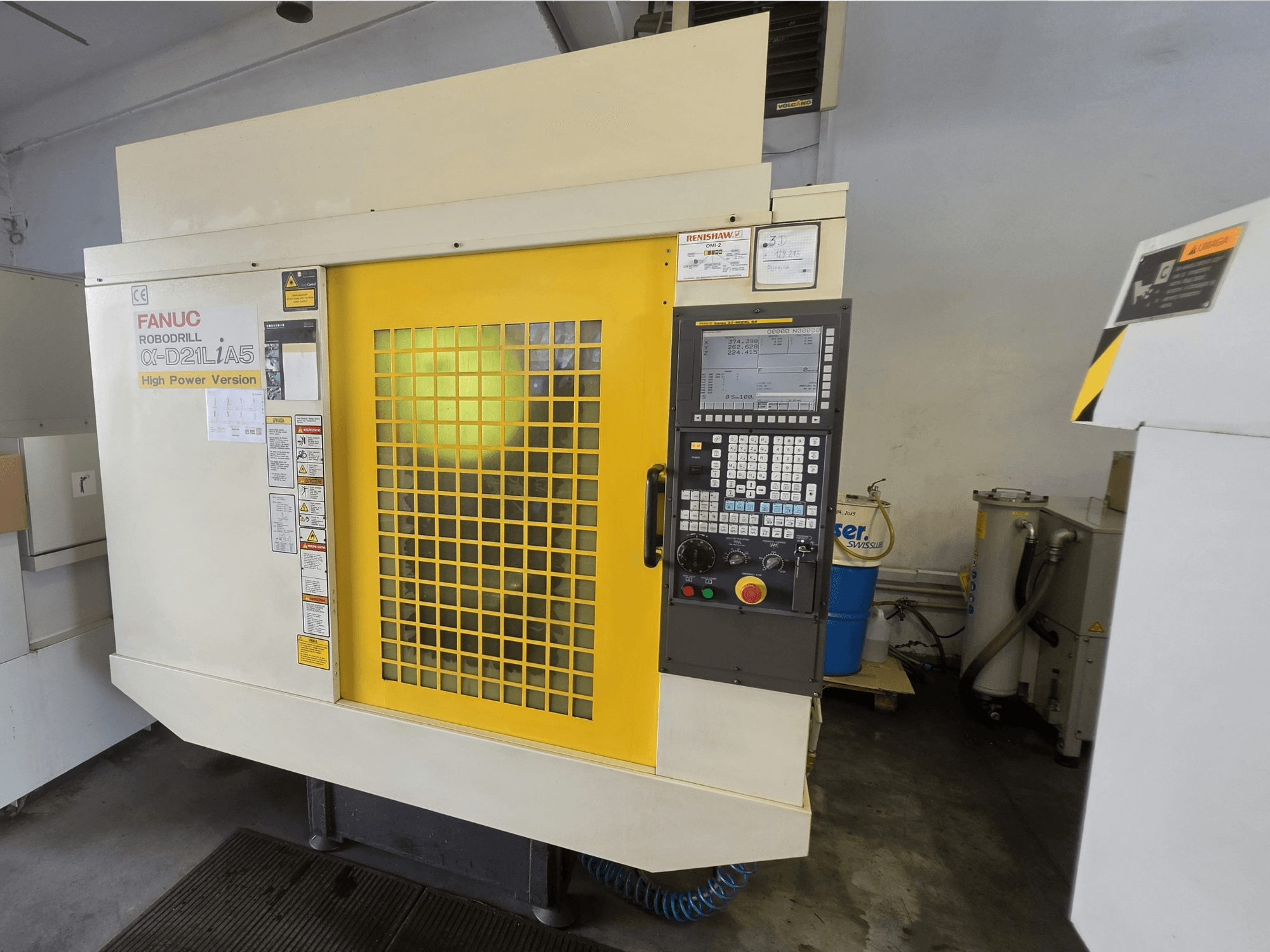 Centro de maquinagem vertical FANUC ROBODRILL alpha-D21LiA5, vista frontal, com porta de segurança amarela e painel de controlo.