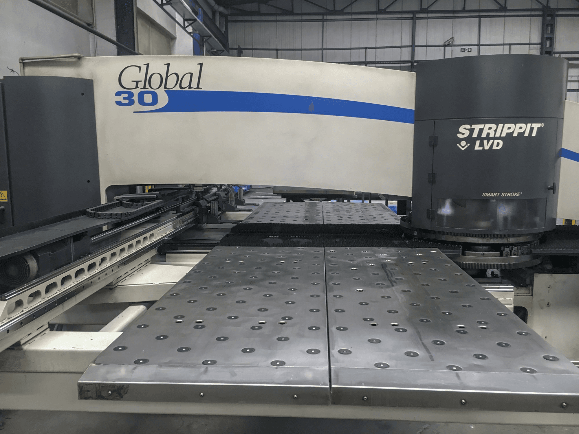 Vista Frontal da LVD STRIPPIT Global 30 1525 máquina