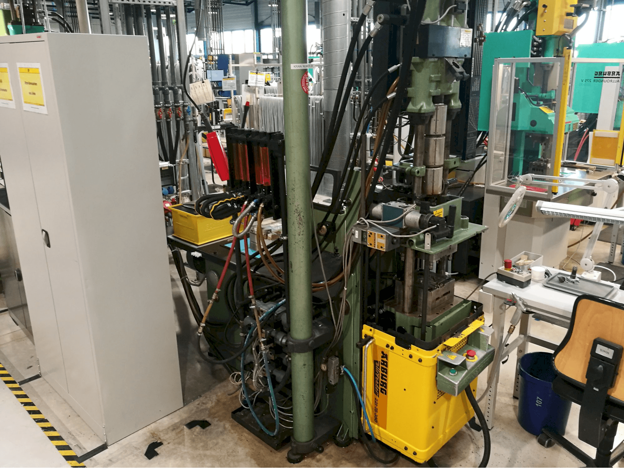 Detalhe da Arburg Allrounder 221-75-350 máquina