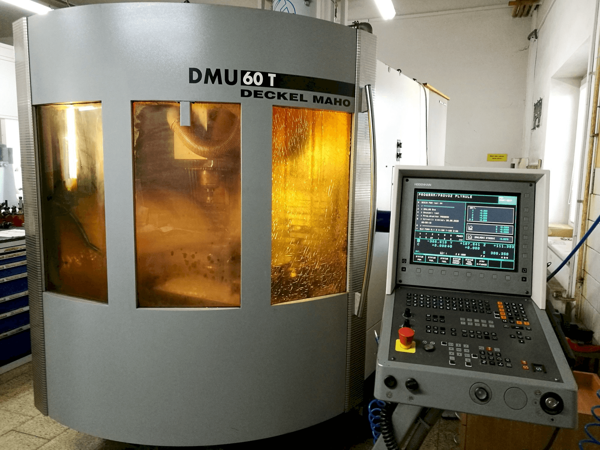 Vista Frontal da DECKEL MAHO DMU 60T máquina