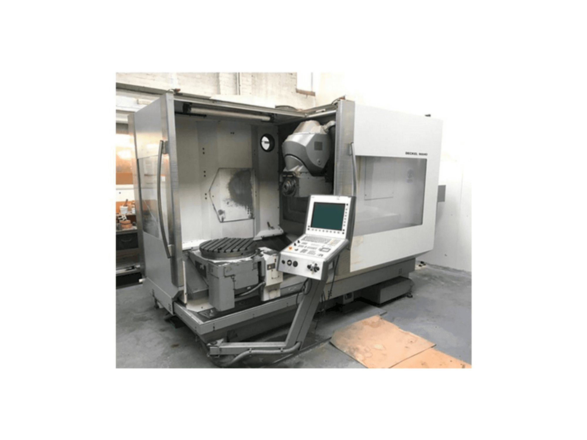 Vista Frontal da DECKEL MAHO DMU 60P Hi-Dyn máquina