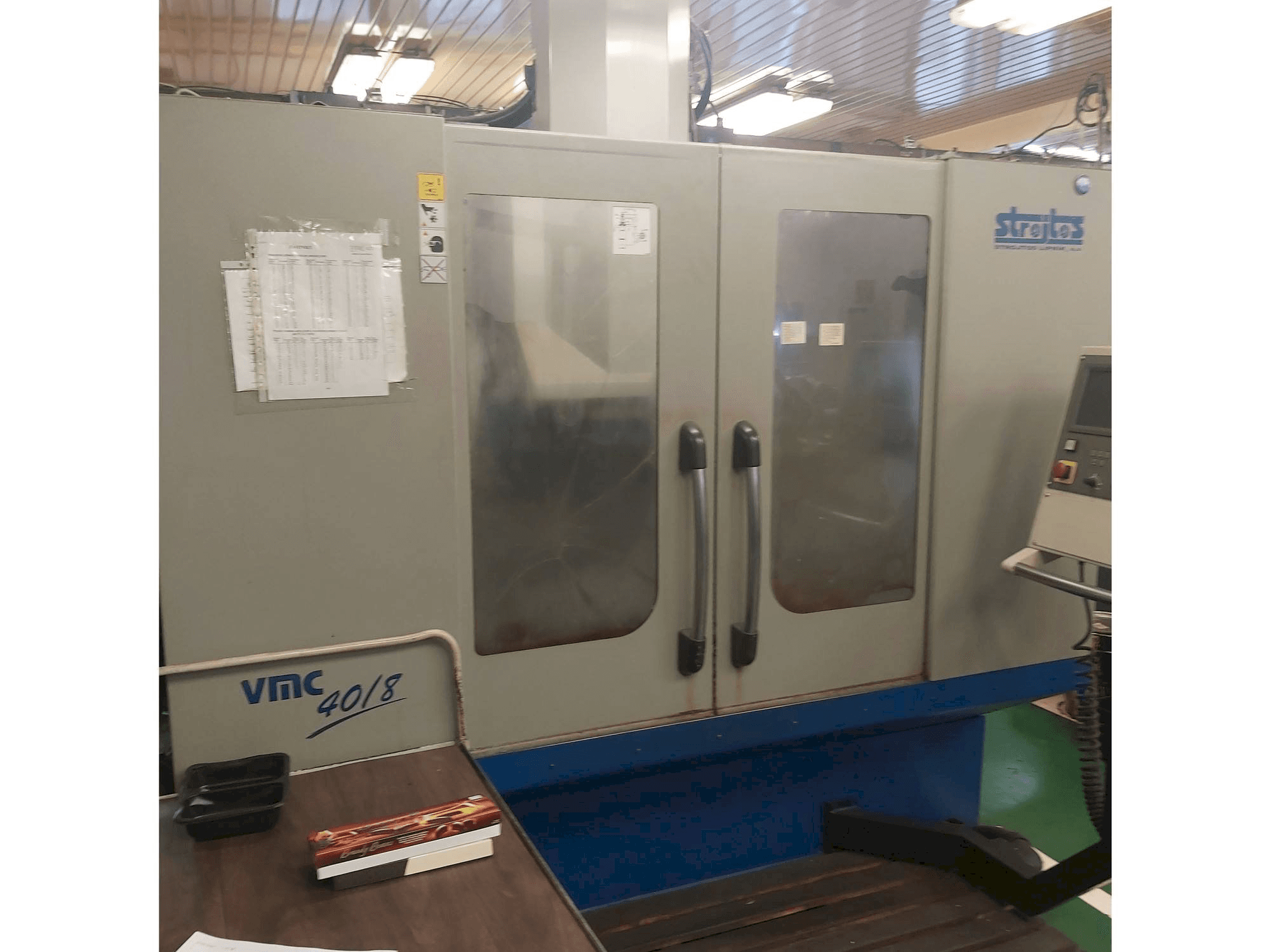 Vista Frontal da Strojtos VMC 40/8 máquina