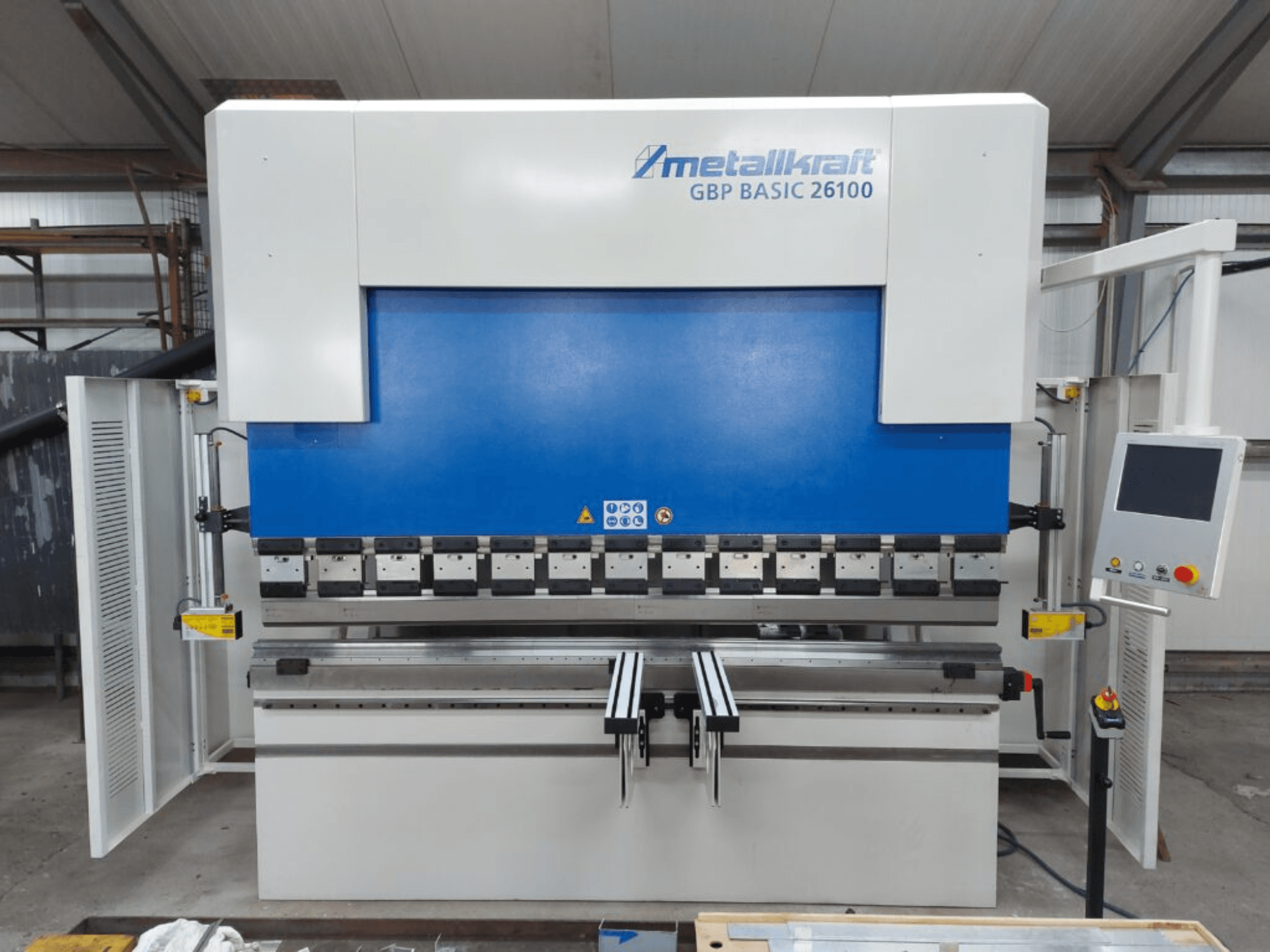 Máquina de dobrar rolos Metallkraft GBP BASIC 26100 em vista frontal, mostrando o painel de controlo e as caraterísticas da área de dobragem.