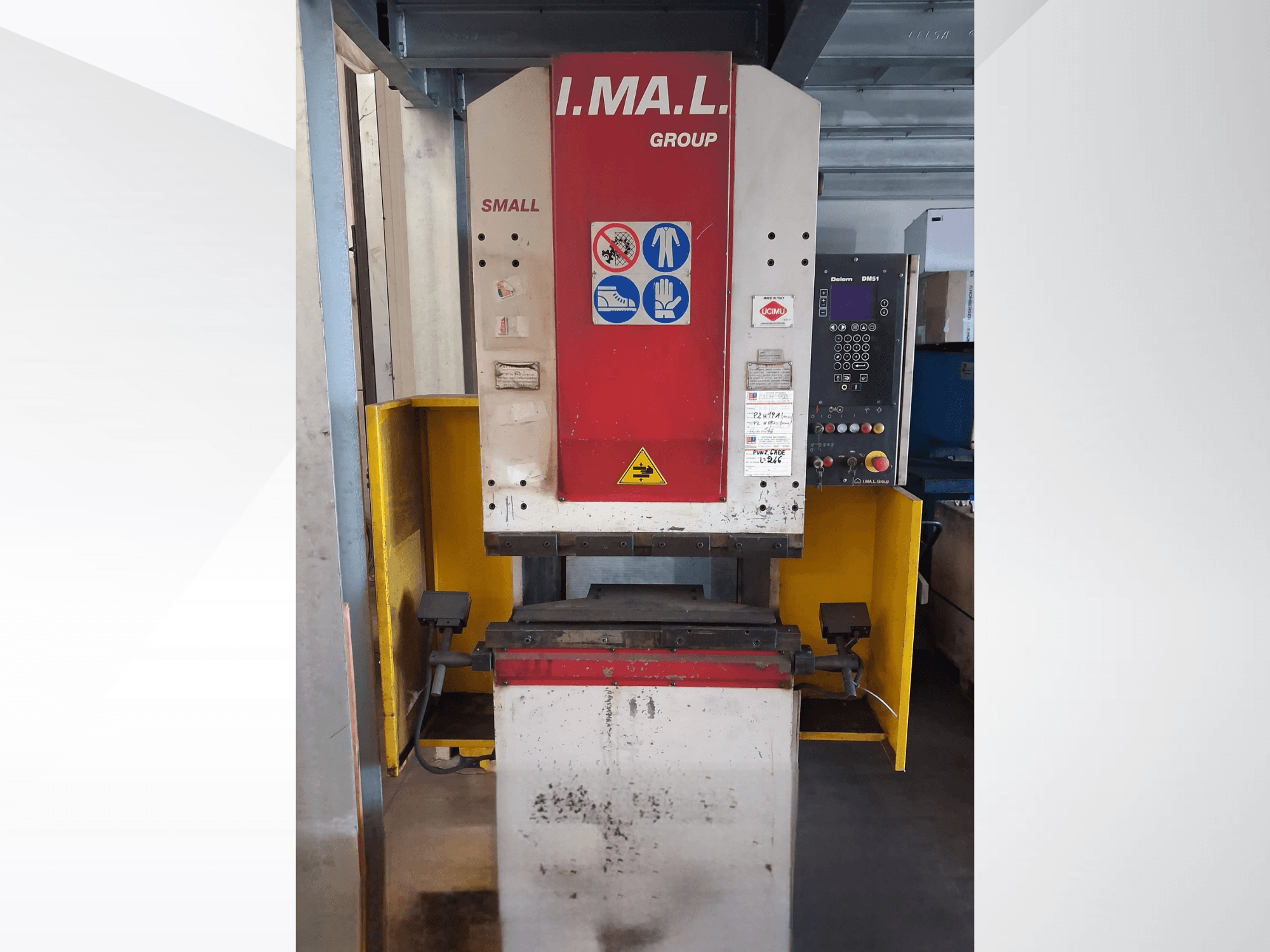Vista frontal da prensa-dobra IMAL SMALL 835/25 com painel de controlo, sinalização de segurança e proteção amarela.