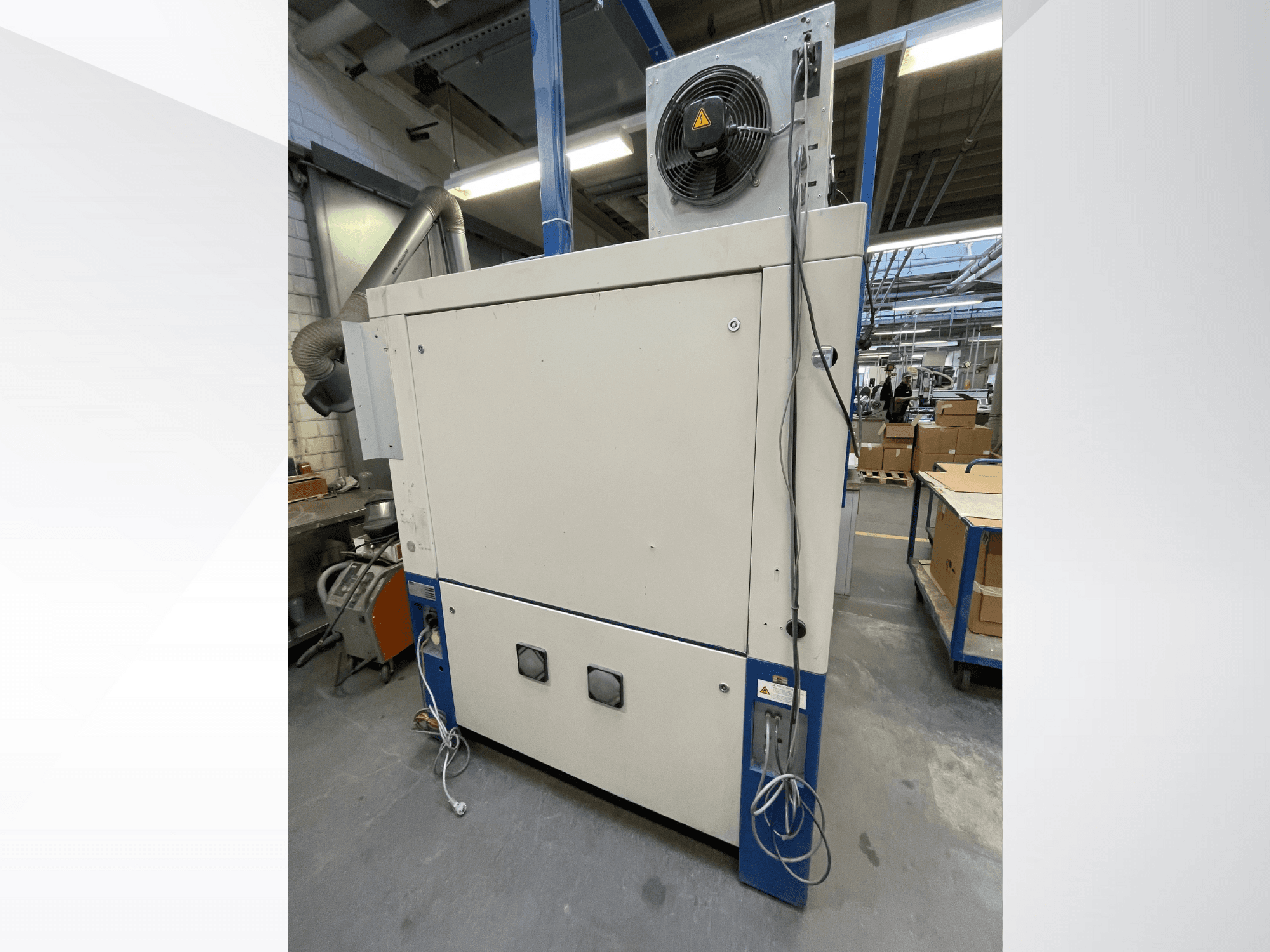Máquina de secagem industrial com ventilador, vista lateral; possui ventilação e múltiplas ligações eléctricas. Marca/modelo não visível.