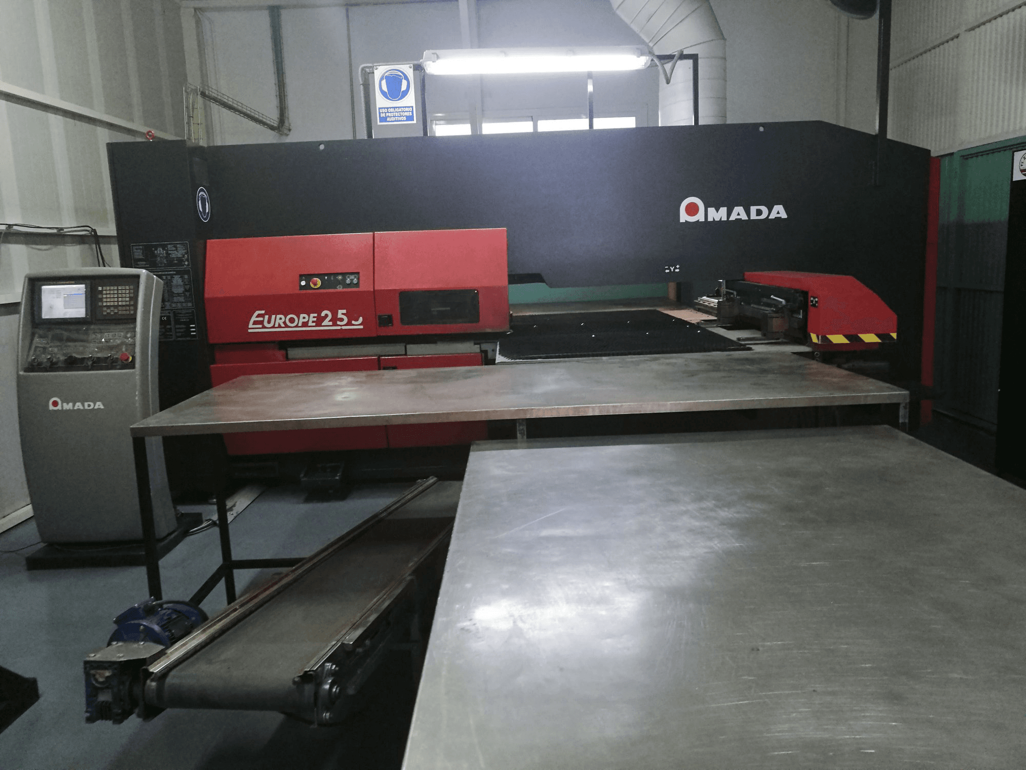 Vista Frontal da AMADA EUROPE 255 máquina