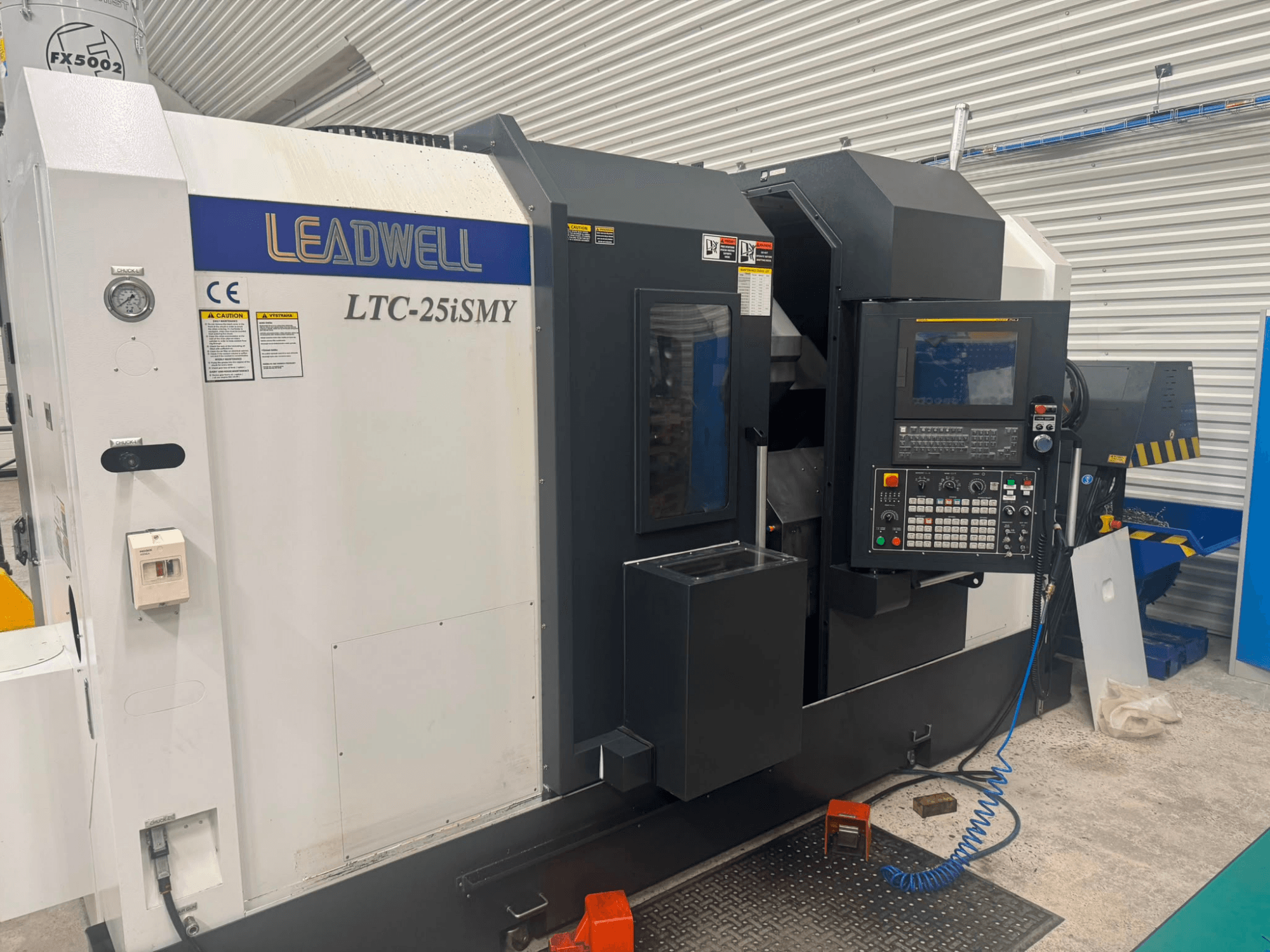 Torno horizontal Leadwell LTC-25iSMY visto de frente, mostrando o painel de controlo e as interfaces operacionais.