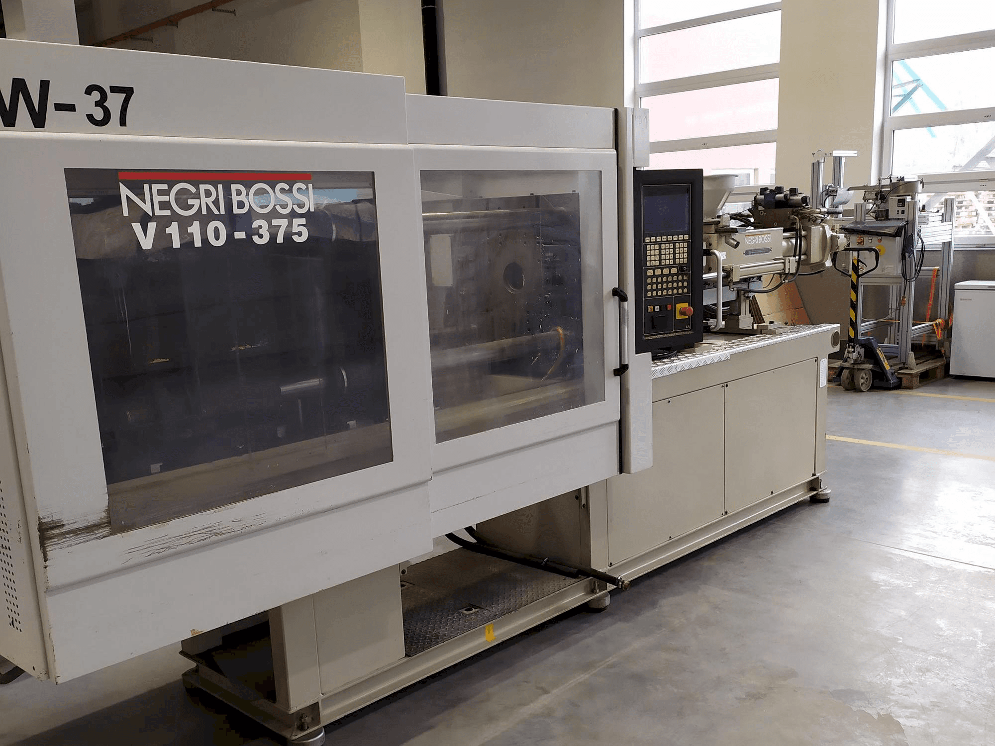 Vista Frontal da Negri Bossi V110-375 máquina
