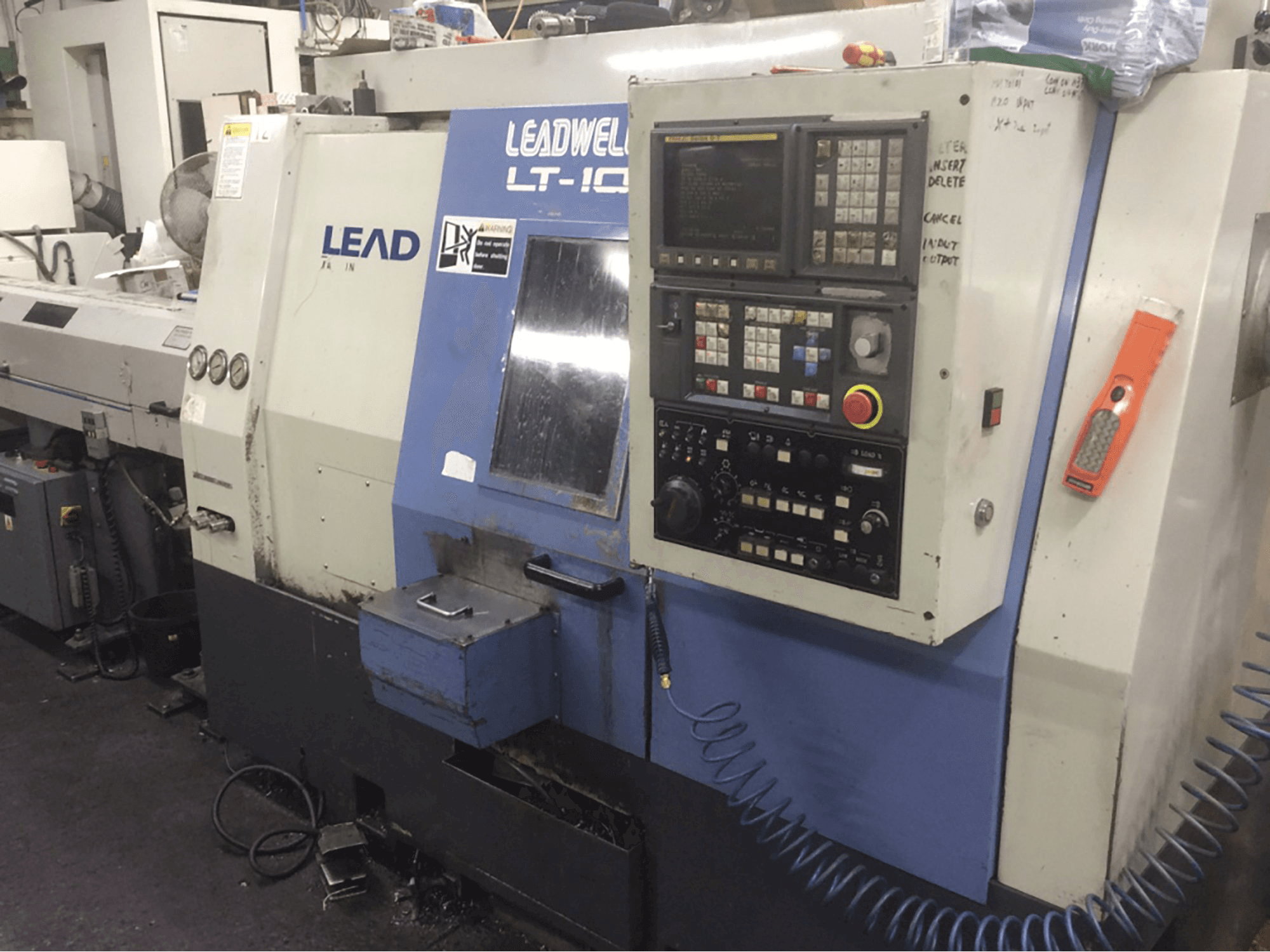 Vista Frontal da Leadwell LT-10 máquina