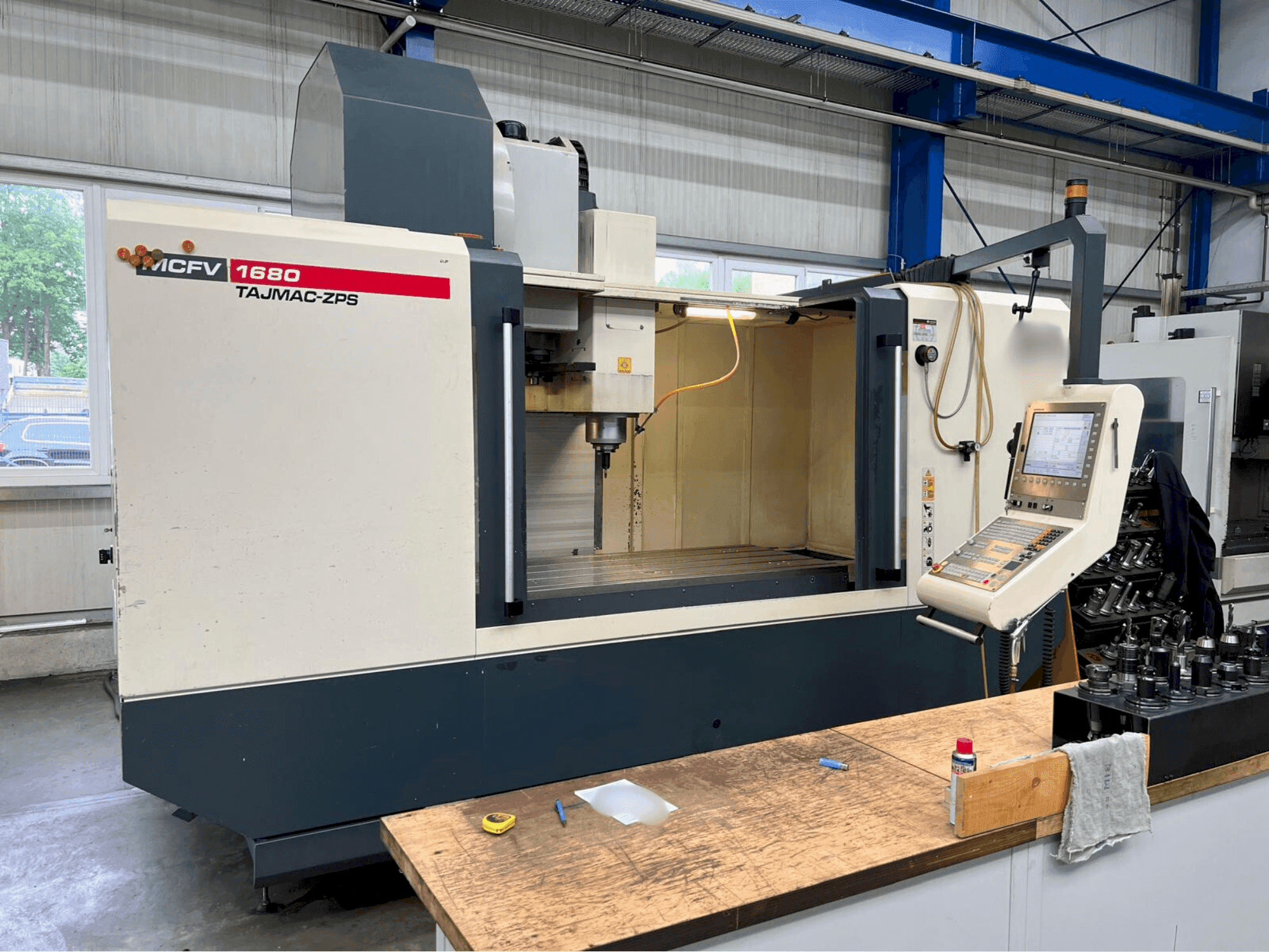 Vista Frontal da TAJMAC-ZPS MCFV 1680 máquina