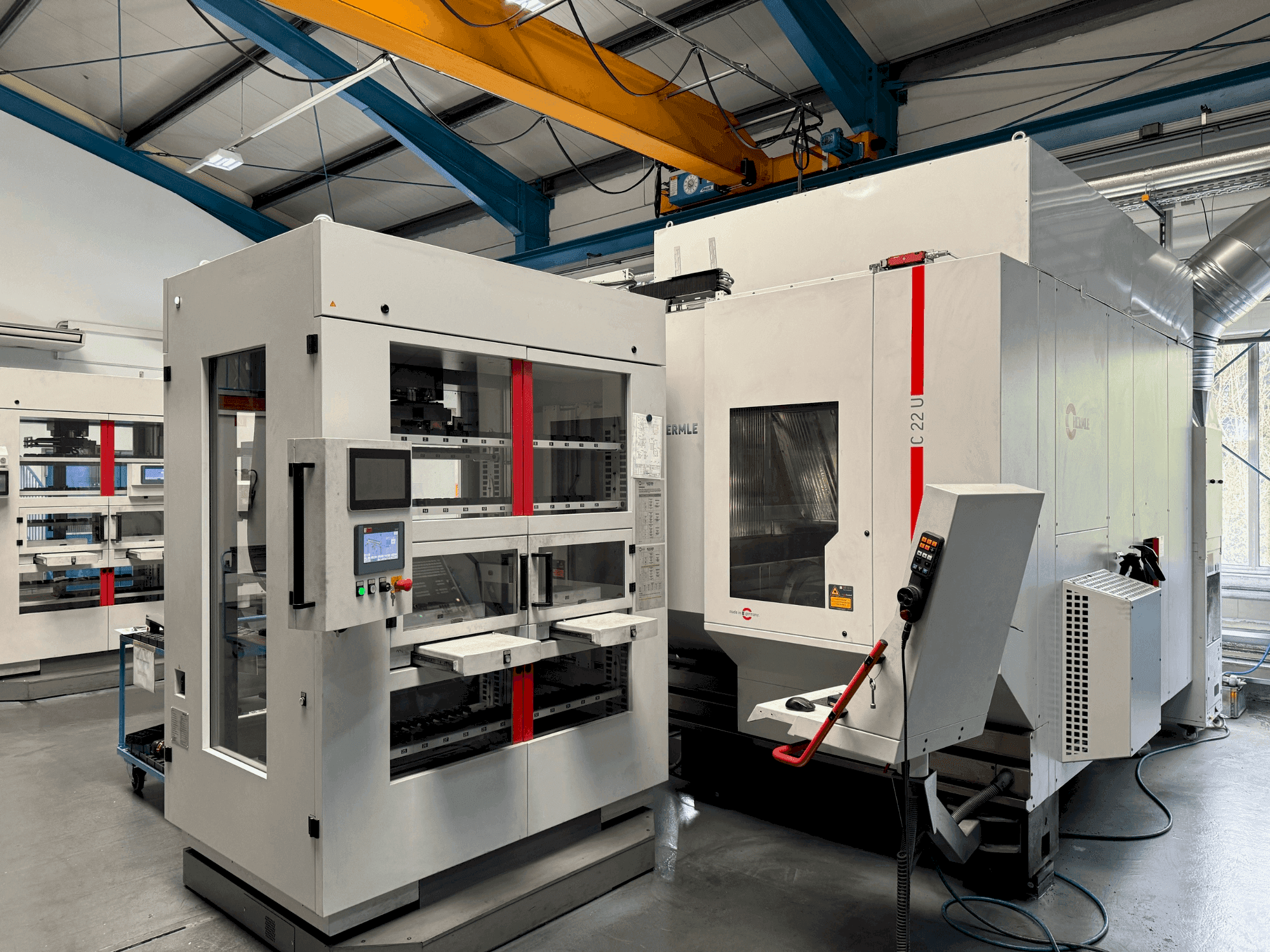 Vista Frontal da HERMLE C22 with handling system IH30 (2017) máquina