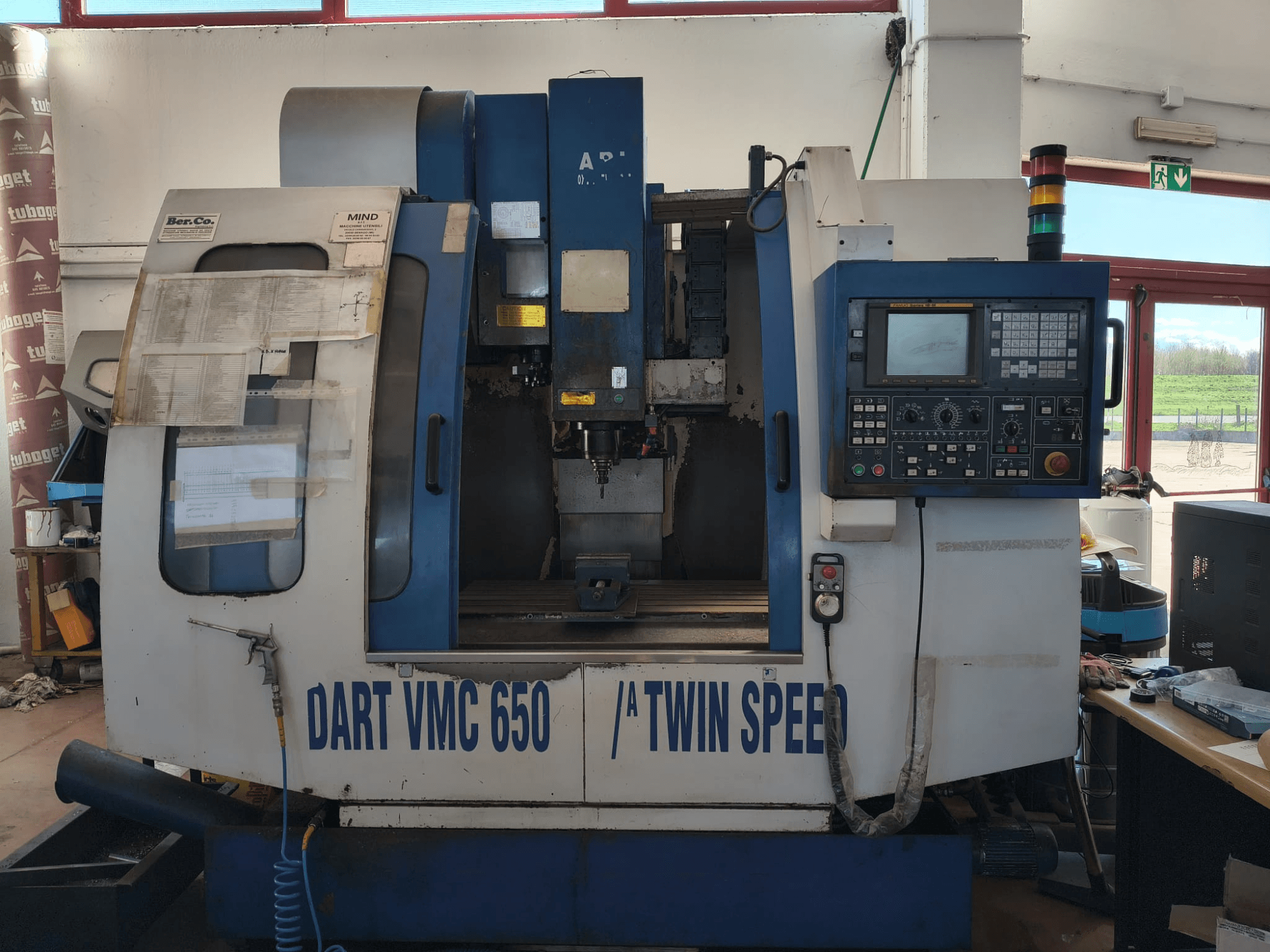 Centro de maquinação vertical DART VMC650 XL/A T.S, vista frontal, com painel de controlo, suporte de ferramentas e detalhes operacionais.