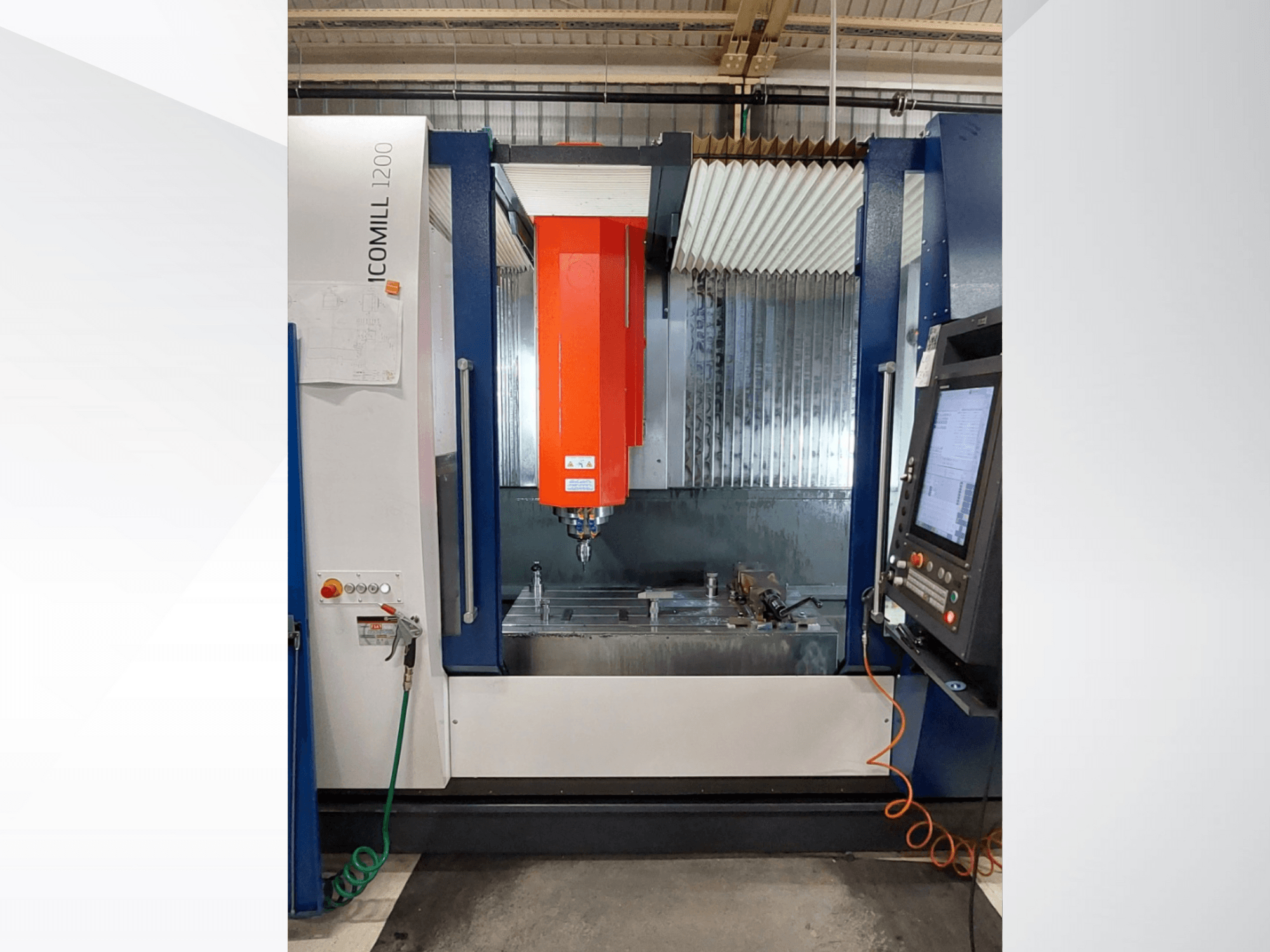 Fresadora CNC ICOMILL 1200 com um fuso vermelho, vista frontal mostrando o painel de controlo e a área de trabalho com ferramentas.