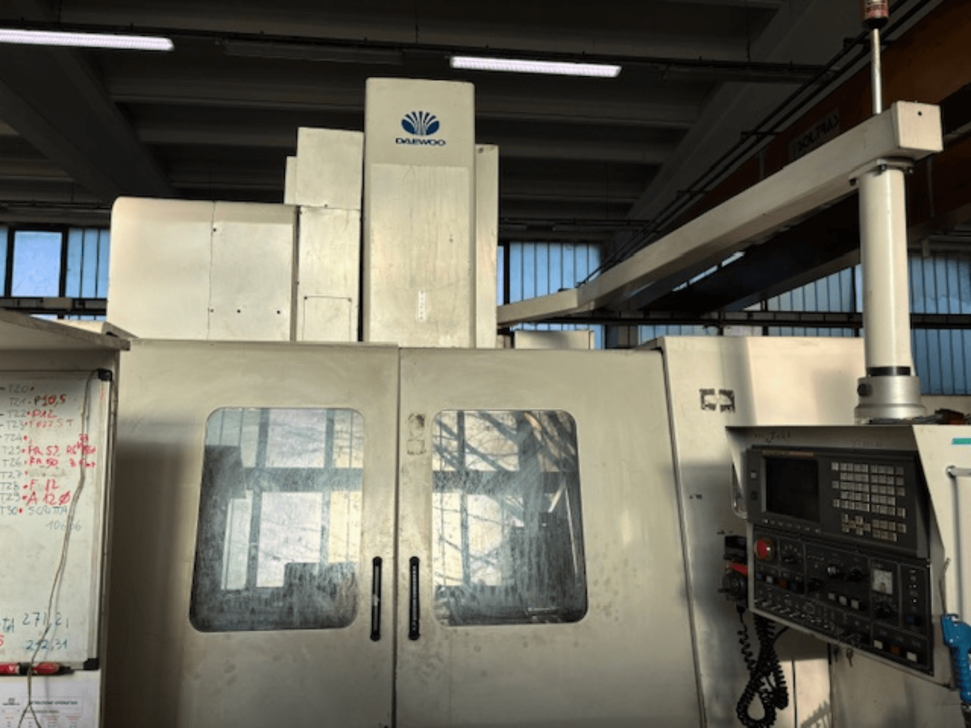 Centro de maquinação vertical DAEWOO ACE V 600, vista frontal mostrando o painel de controlo e as portas de vidro fosco.