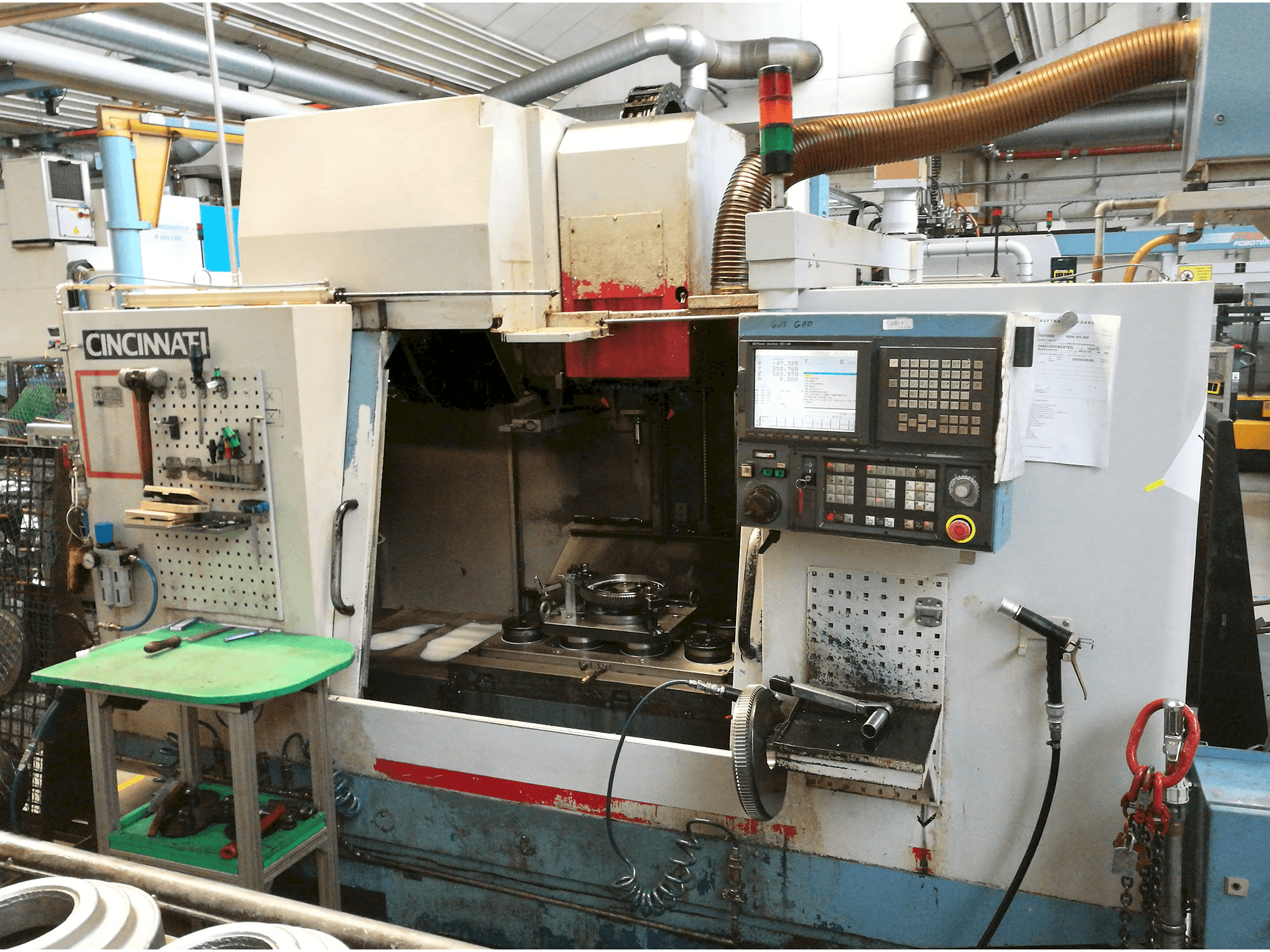 Vista Frontal da Cincinnati Sabre 1000 máquina