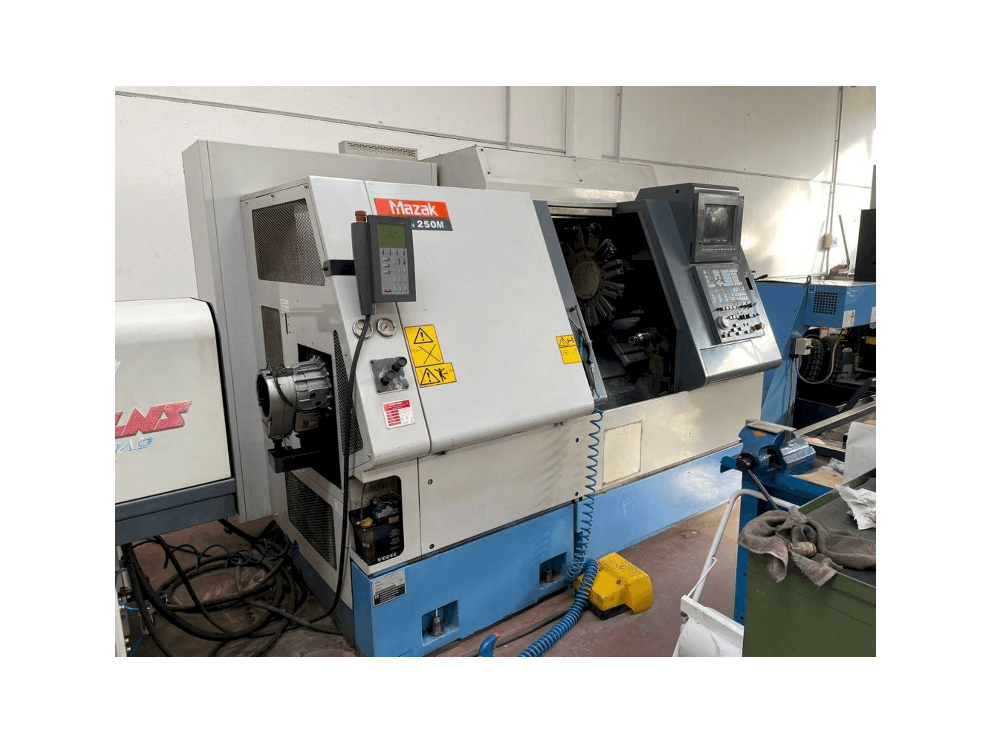 Vista Frontal da Mazak SQT 250M máquina