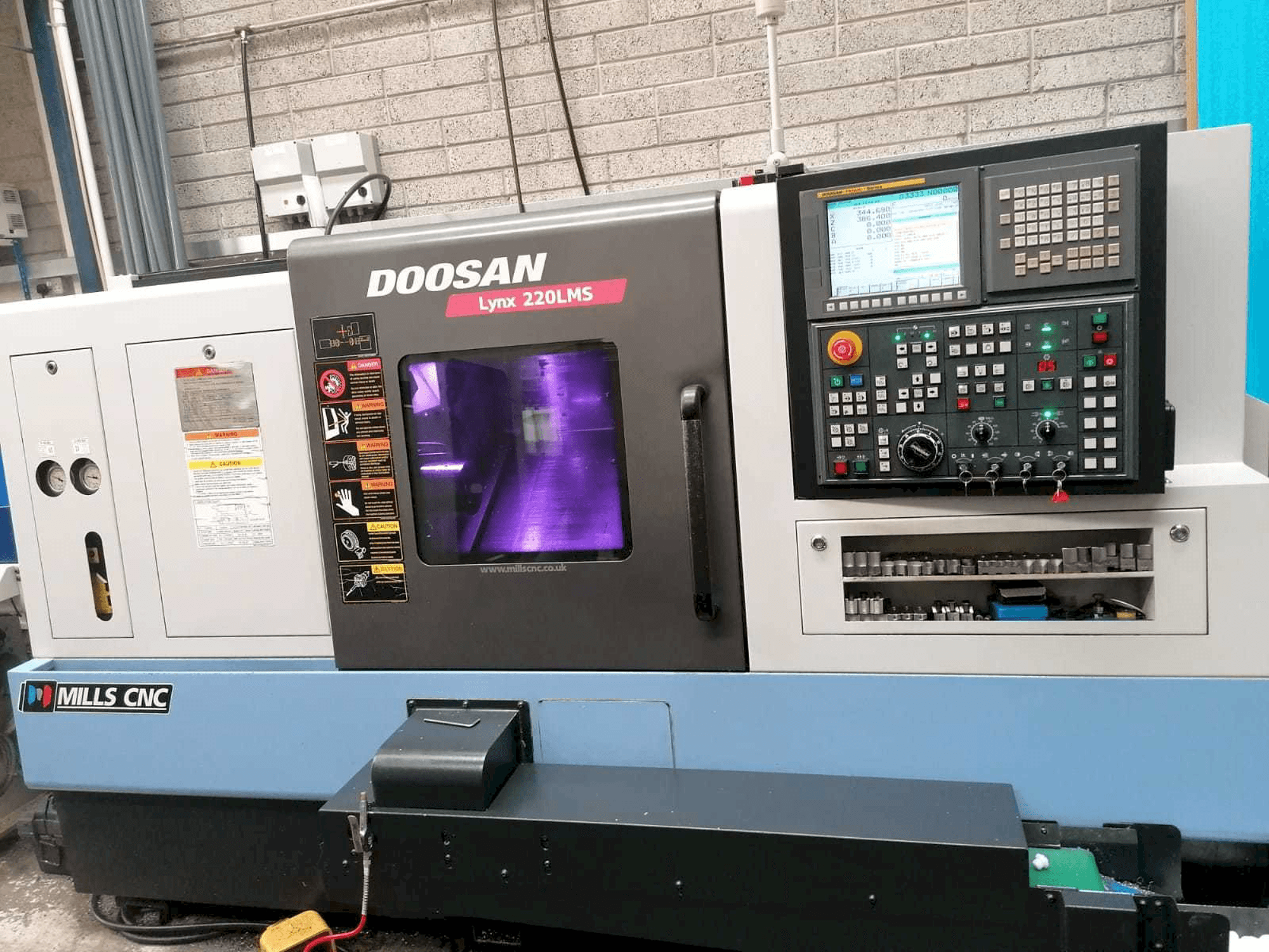 Vista Frontal da Doosan Lynx 220LMSA máquina