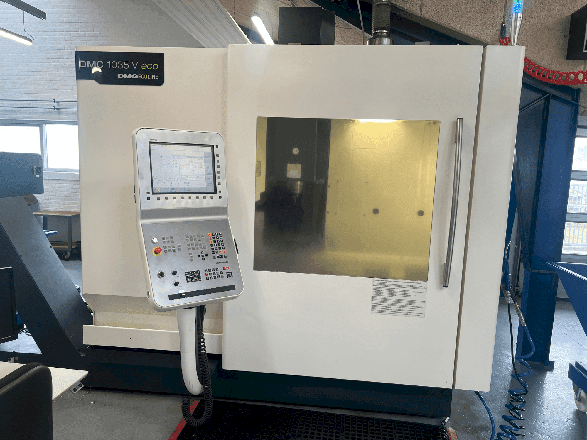Vista Frontal da DMG MORI DMC 1035V eco máquina